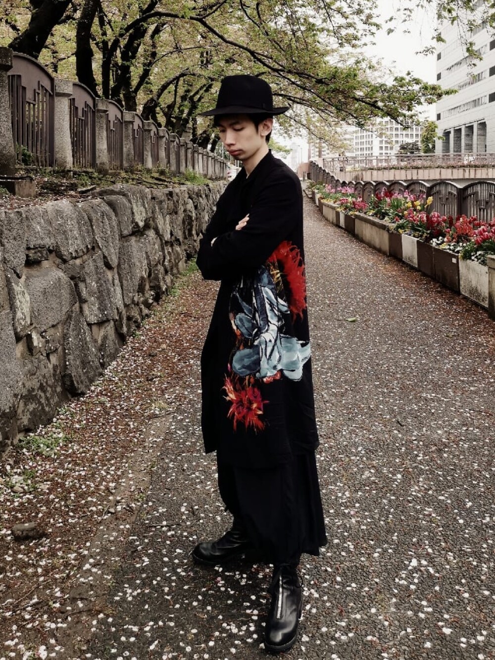 「Yohji Yamamoto POUR HOMMEのアイテム（ピーコート、ブラック系）」を使った、Hiu Fungさん（メンズ・169cm）の春コーディネートの1枚目の写真