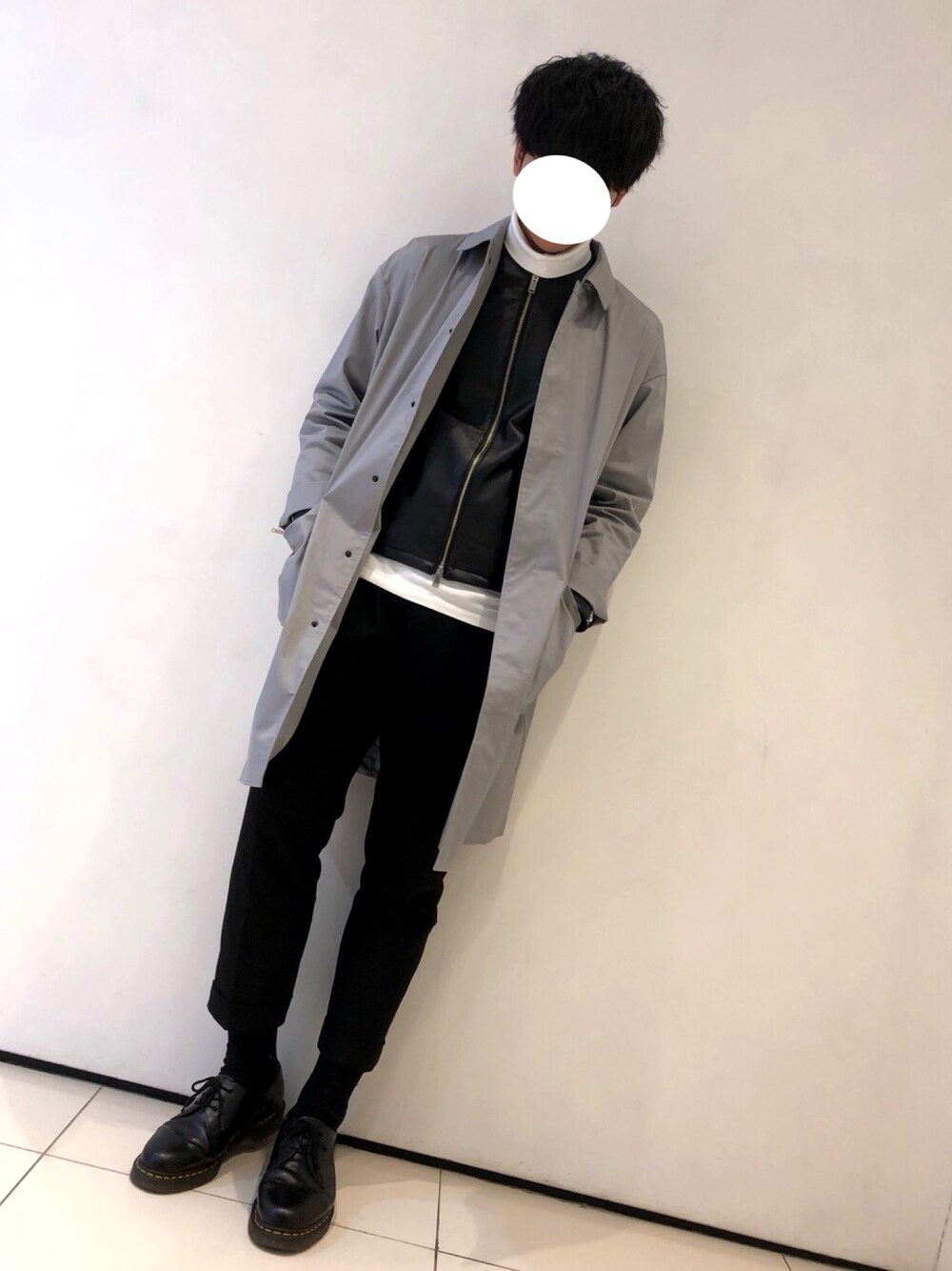 「グレー、タートルネック、ロングコーチジャケット、ライダース、アウターONアウター、Dr.Martens、スラックス」｜「417 EDIFICEの◇シンセティックレザーシングルライダース（ライダースジャケット、ブラック系）」を使った、ShoRaさん（メンズ・181cm）の秋コーディネートの1枚目の写真