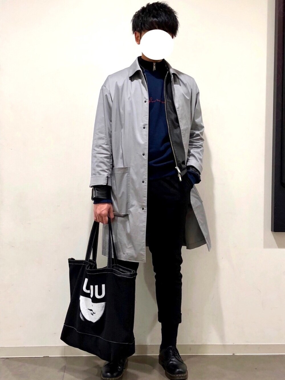 「スラックス、スウェット、ハーフジップ、Dr.Martens、アウターONアウター、トートバッグ、UNDER COVER、冬、グレー、レザー」｜「WHO'S WHO galleryのANACHY DRAWクルースウェット（スウェット、ブルー系）」を使った、ShoRaさん（メンズ・181cm）の冬コーディネートの1枚目の写真