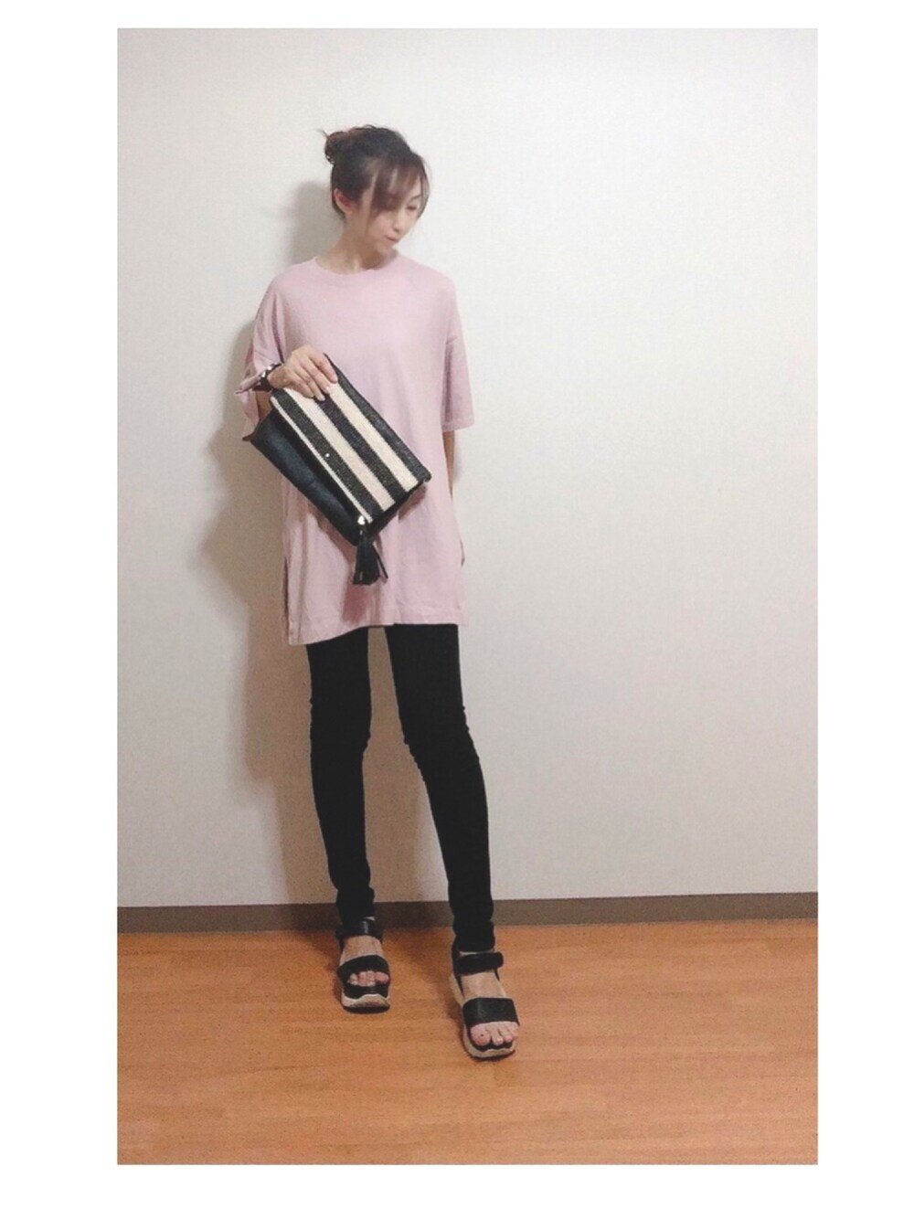 ピンク系のTシャツ/カットソー、ブラック系のデニムパンツ、ブラック系のサンダルを着用したレディースの夏コーディネートの1枚目の写真