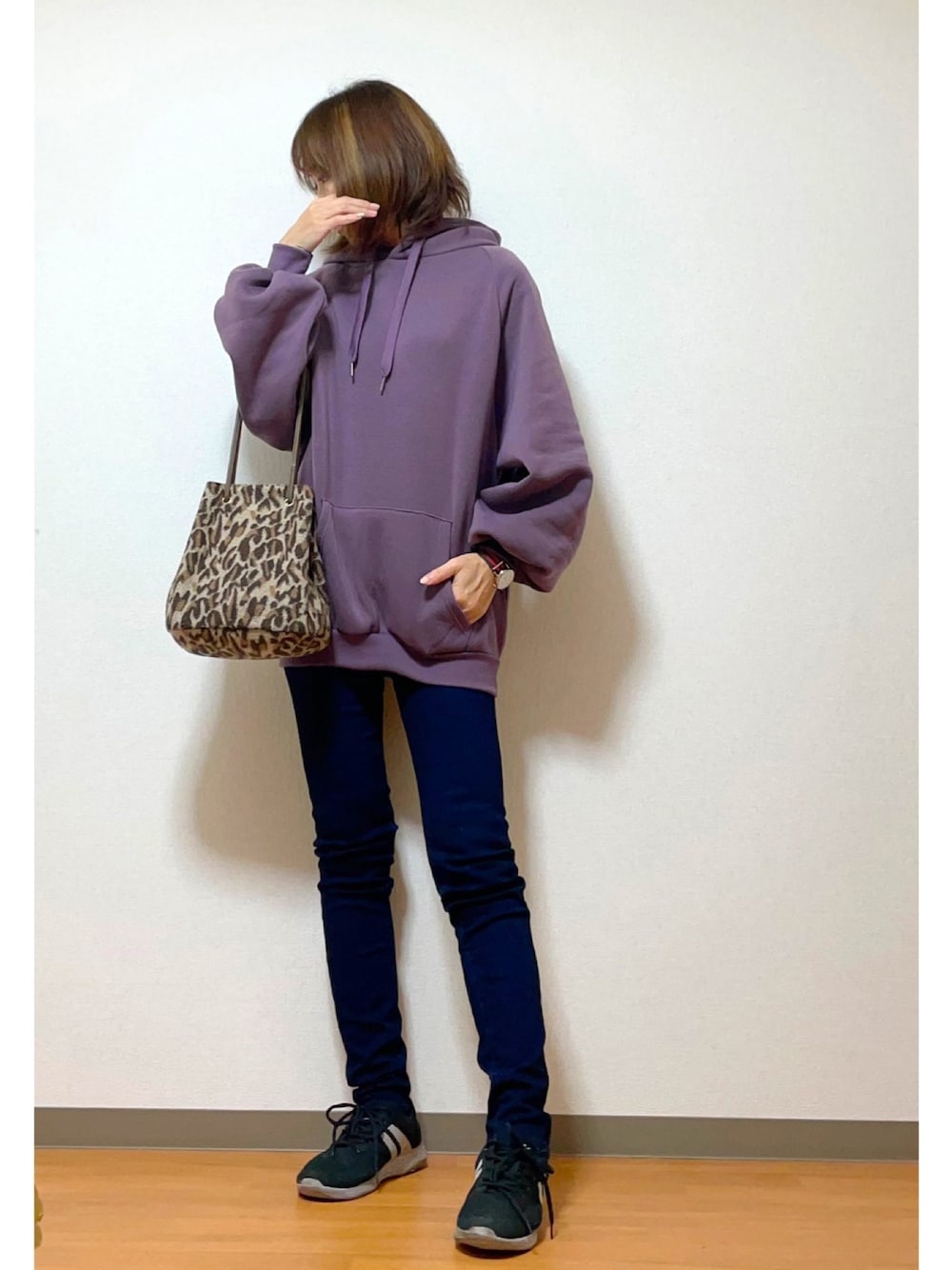 「休日スタイル、今日のコーデ、ボリューム袖、パーカー、パンツスタイル、デニム、UNIQLO、ママコーデ、高身長女子、ユニクロ」｜「Doschのアイテム（トップス、パープル系）」を使った、yukky さん（レディース・168cm）の冬コーディネートの1枚目の写真