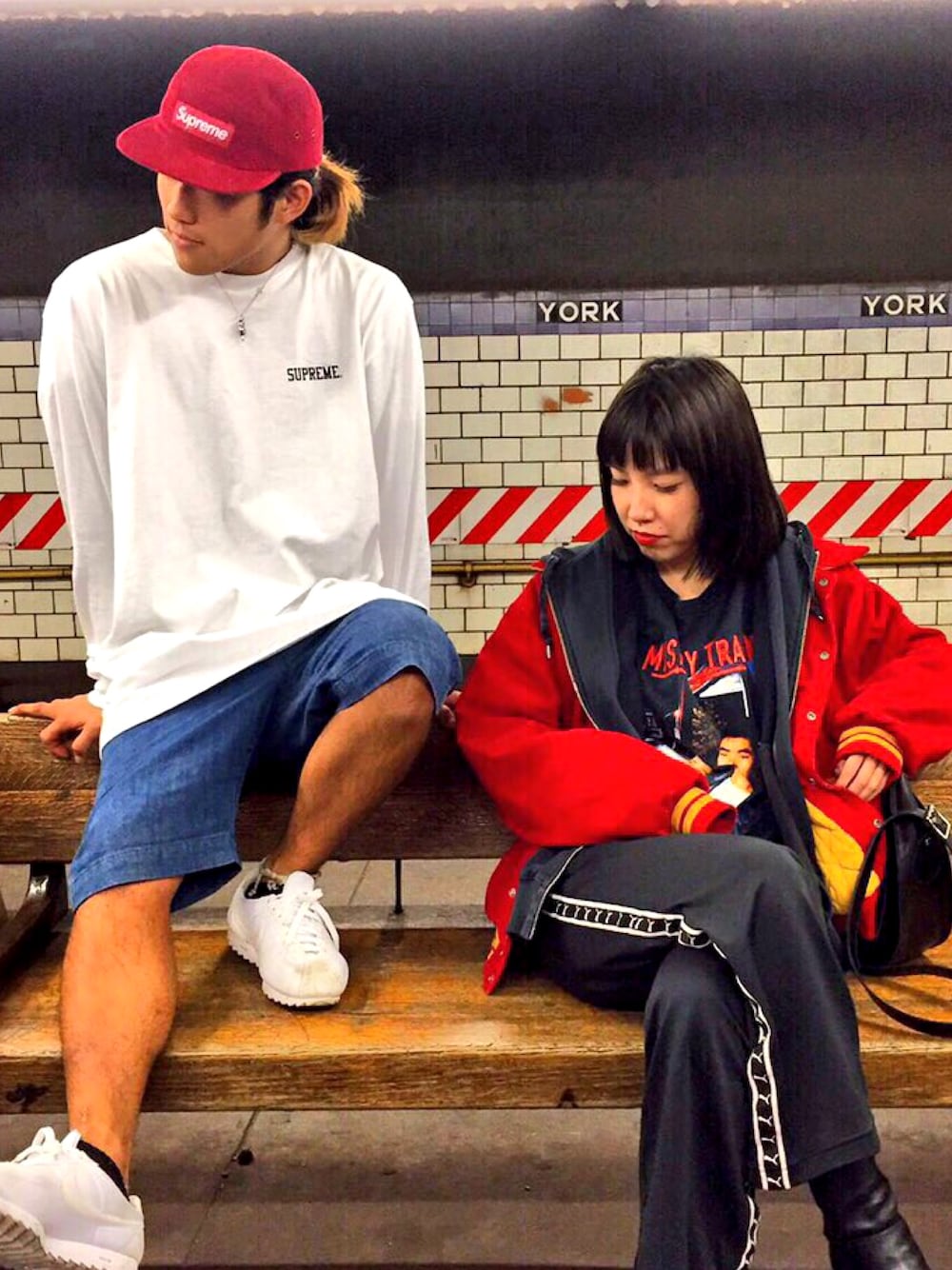 「ニューヨーク、supreme、古着MIX、古着、秋のコーデ、スケータースタイル、ナイキ、AIR MAX、アメリカ、地下鉄」｜「NIKEのアイテム（スニーカー、ホワイト系）」を使った、福山 徹太 🇯🇵さん（メンズ・173cm）の秋コーディネートの1枚目の写真