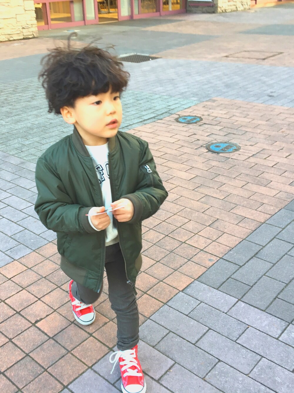 「キッズコーデ、おとこのこ、4歳、キッズパーマ、パーマ」｜「UNIQLOのアイテム（ジャケット/アウター、グリーン系）」を使った、いちゅさん（キッズ・100cm）の冬コーディネートの1枚目の写真