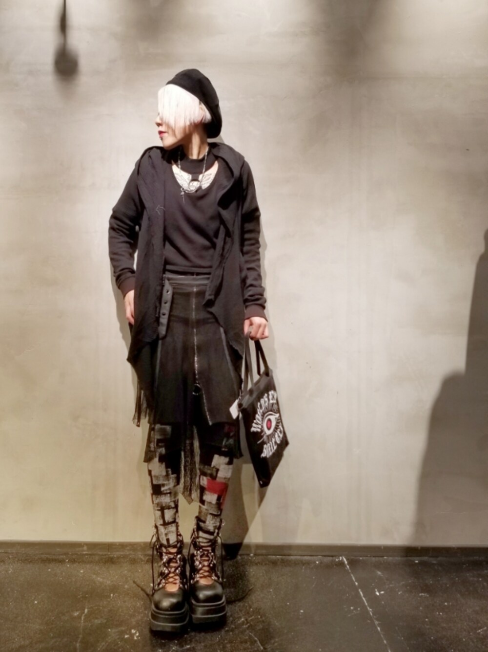 「ROYAL FLASH、休日コーデ、春、ショートヘア、spring、KMRii、gunda、黒、黒コーデ、ブラック」｜「KMRiiのKMRii/ケムリ/DoubleGauzeHoodedCD/ダブルガーゼ フーデェットカーディガン（カーディガン/ボレロ、ブラック系）」を使った、あやさん（レディース・170cm）の春コーディネートの1枚目の写真