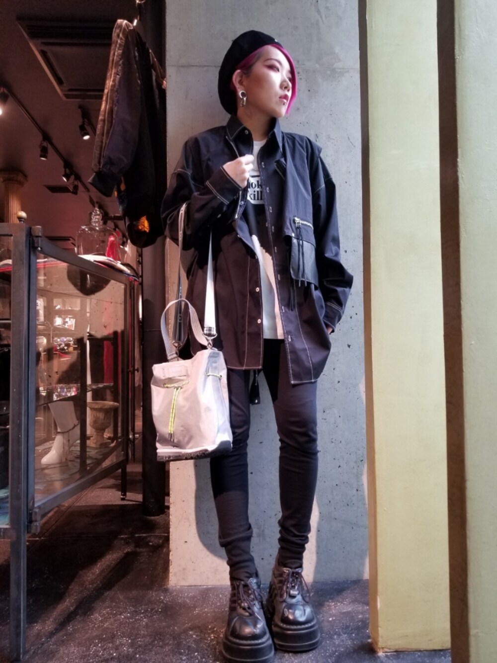 「ROYAL FLASH、平成最後、おしゃれさんと繋がりたい、春夏コーデ、パンツスタイル、シンプルコーデ、スニーカーコーデ、黒、メンズライク、着回しコーデ」｜「nahezu gloichのアイテム（シャツ/ブラウス、ブラック系）」を使った、あやさん（レディース・170cm）の春コーディネートの1枚目の写真