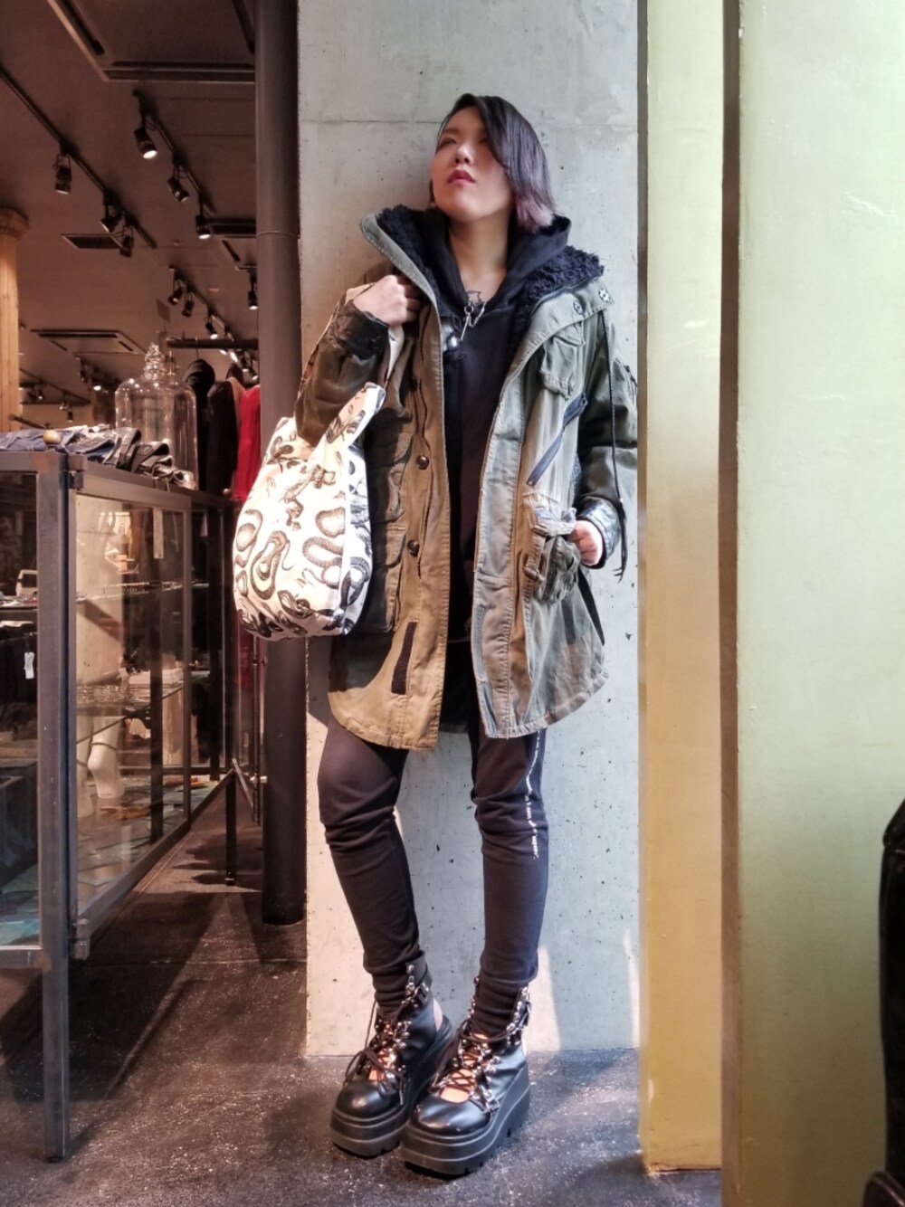 「ROYAL FLASH、秋のコーデ、お洒落さんとつながりたい、秋服、ootd、いいね、save、フォローお願いします🤑、メンズライク、着回しコーデ、休日スタイル、秋色」｜「KMRiiのKMRii/ケムリ/FIELD JACKET（ミリタリージャケット、グリーン系）」を使った、あやさん（レディース・170cm）の秋コーディネートの1枚目の写真