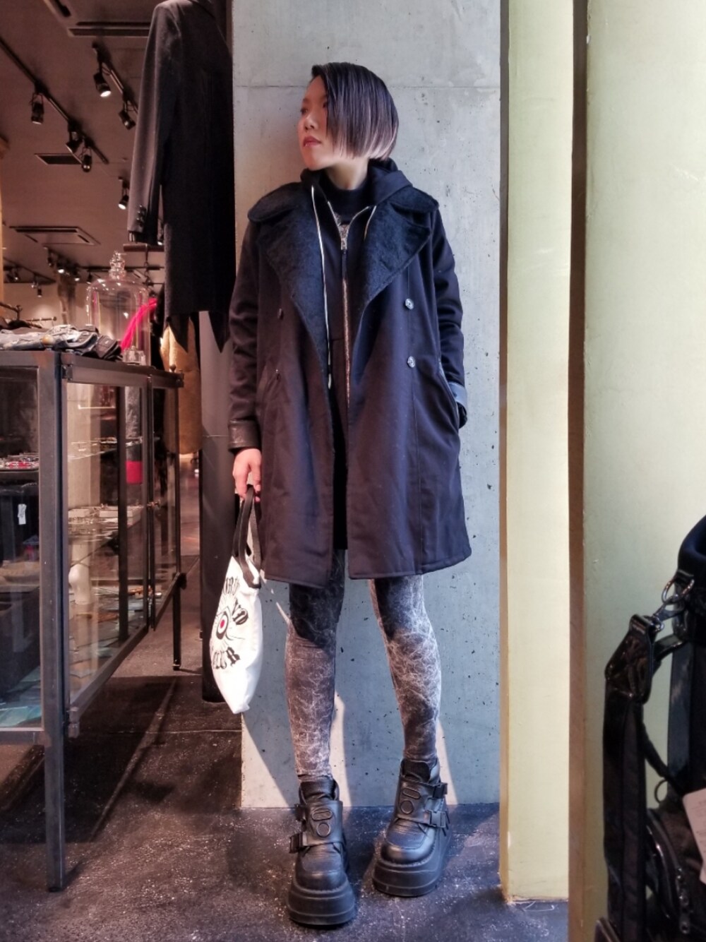 「ROYAL FLASH、秋コーデ、シンプル、レギンス、ootd、オトナ女子、休日スタイル、くすみカラー、ブラック、いいね、save、フォローお願いします🤑」｜「KMRiiのKMRii/ケムリ/別注WorldsEndTwillTote/S/ワールドエンドツイルトートバッグ（トートバッグ、ホワイト系）」を使った、あやさん（レディース・170cm）の秋コーディネートの1枚目の写真