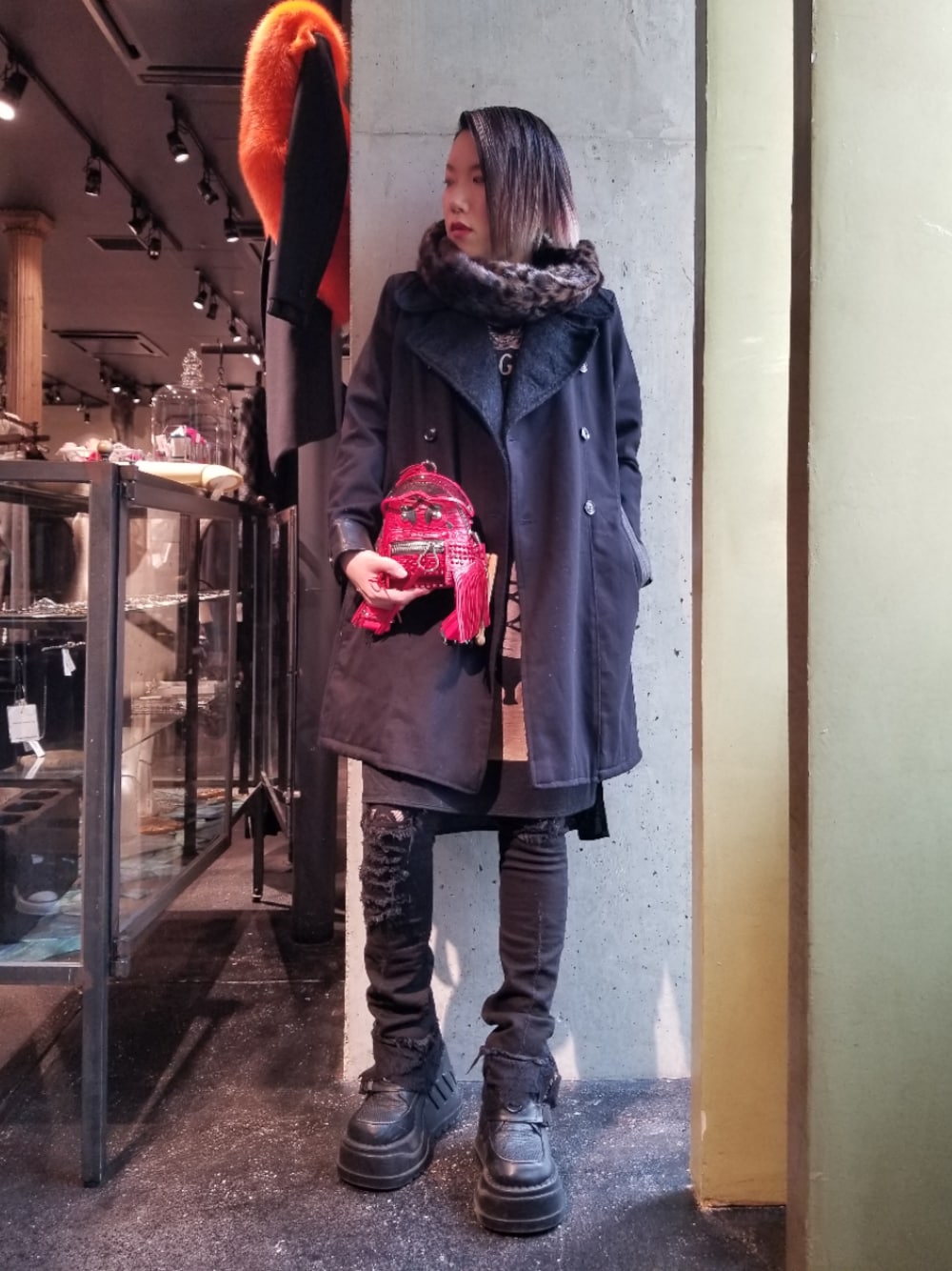 「ROYAL FLASH、KMRii、コート、パンツスタイル、冬コーデ、大人カジュアル、冬アウター、ブラックコーデ、ブラック、黒」｜「ROYAL FLASHのMAISON PROMAX/メゾンプロマックス/ERIC（ショルダーバッグ、レッド系）」を使った、あやさん（レディース・170cm）の冬コーディネートの1枚目の写真