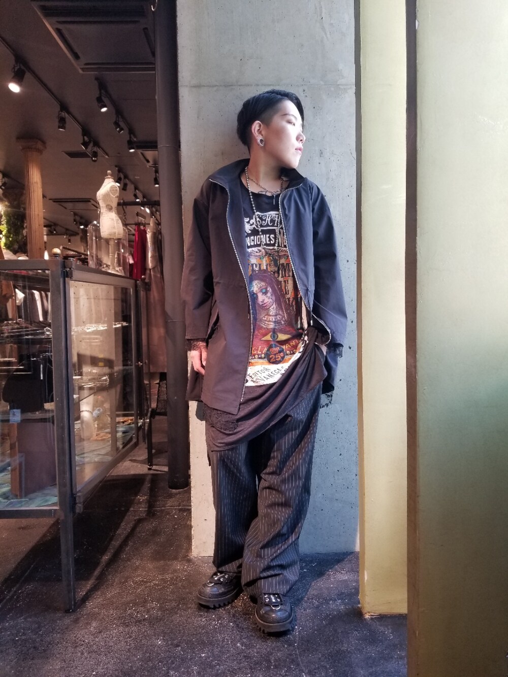 「ROYAL FLASH、オトナ女子、今日のコーデ、スニーカーコーデ、シンプル」｜「SHARE SPIRITのアイテム（ワンピース/ドレス、ブラック系）」を使った、あやさん（レディース・170cm）の春コーディネートの1枚目の写真