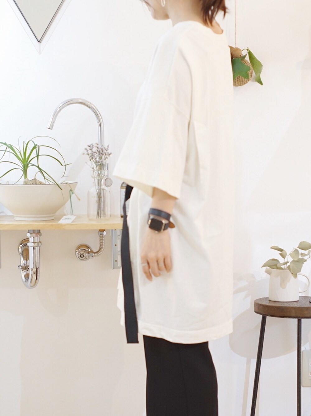 ホワイト系のTシャツ/カットソー、ブラック系のスラックス、ブラック系のサンダルを着用したレディースの夏コーディネートの1枚目の写真