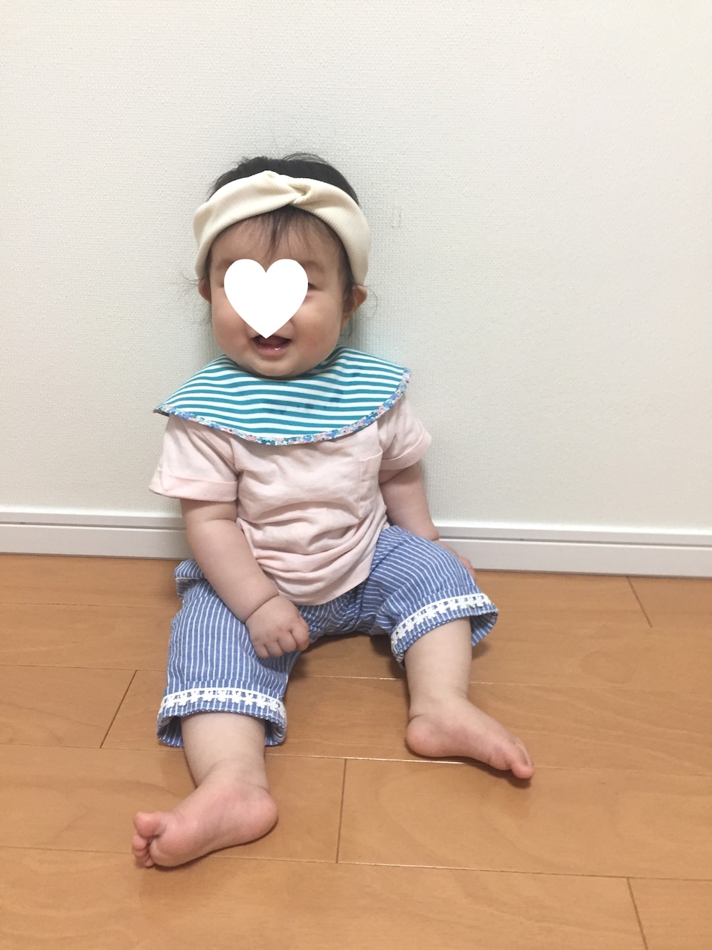ピンク系のTシャツ/カットソー、ブルー系のその他パンツ、ホワイト系のヘアバンドを着用したキッズの夏コーディネートの1枚目の写真