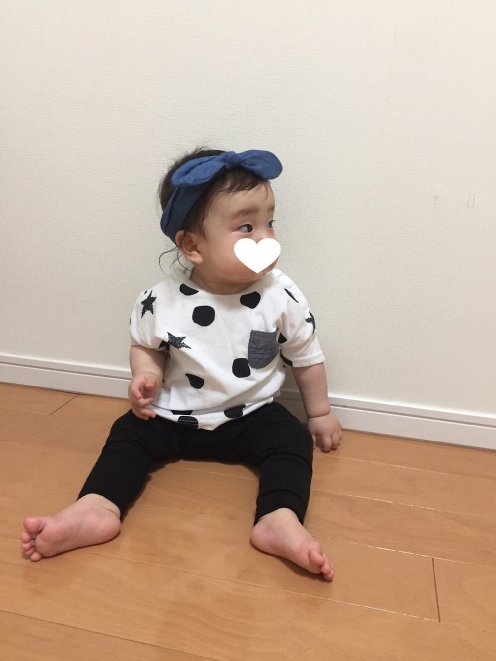 ホワイト系のTシャツ/カットソー、ブルー系のヘアバンド、ブラック系のレギンス/スパッツを着用したキッズの夏コーディネートの1枚目の写真