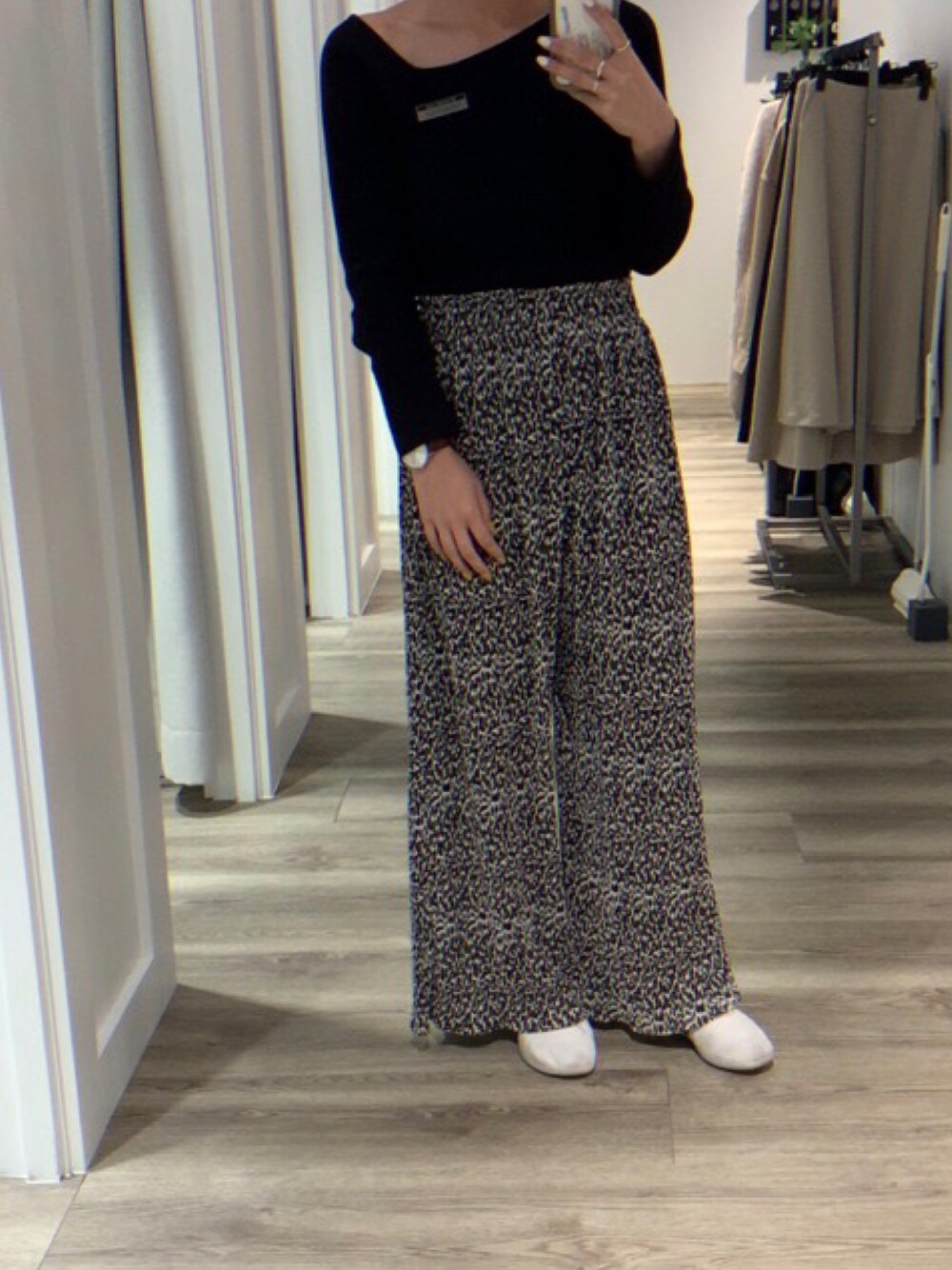 Tシャツ/カットソーを使った「サテンプリーツパンツ」の人気