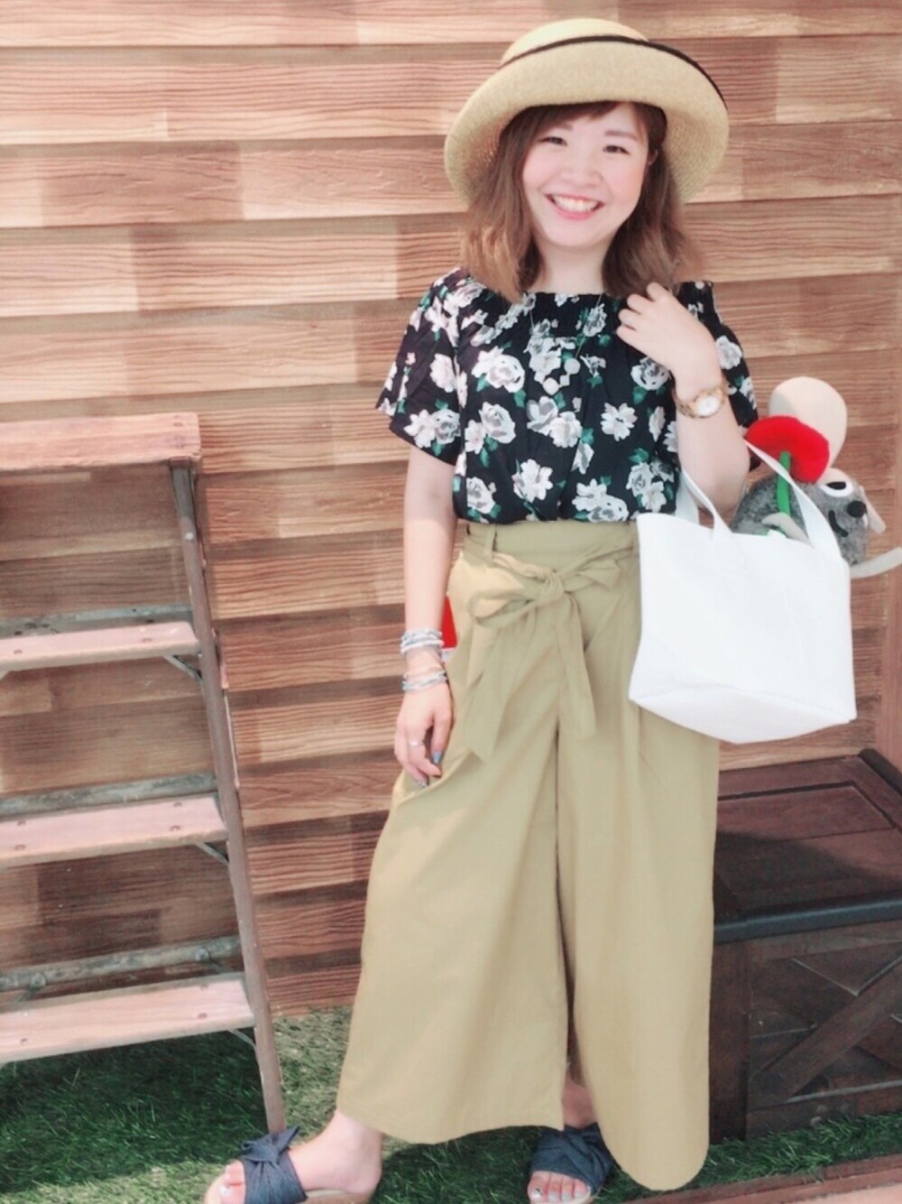 「花柄、夏コーデ、ワイドパンツ、麦わら帽子、トートバッグ、リボン、シューラルー、秋意識、おでかけ、デニム」｜「DRESKIPのアイテム（シャツ/ブラウス、ブルー系）」を使った、miss＊さん（レディース・148cm）の夏コーディネートの1枚目の写真