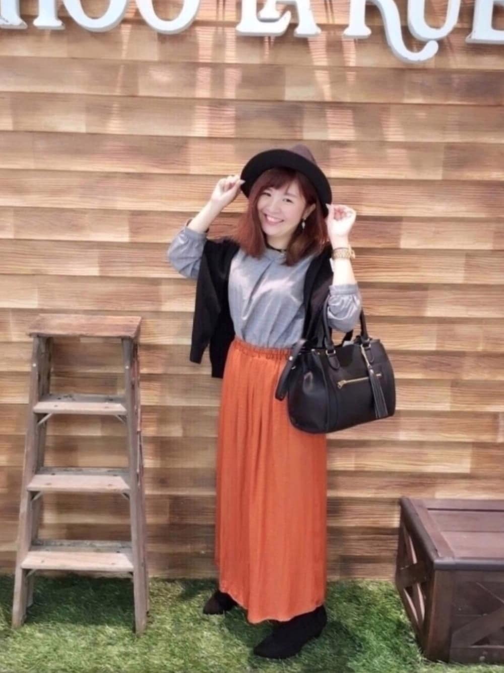レッド系のその他パンツ、ブラック系のボストンバッグ、ブラック系のパンプスを着用したレディースの秋コーディネートの1枚目の写真