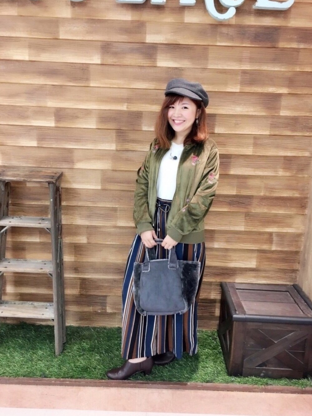 「秋のコーデ、ベロア、キャスケット、ストライプ、ファー小物、ブーティ、MA-1、刺繍、シューラルー、低身長」｜「DRESKIPのステッチキャスケット（キャスケット、グレー系）」を使った、miss＊さん（レディース・148cm）の秋コーディネートの1枚目の写真