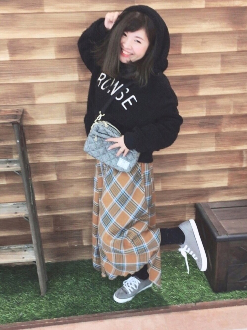 「シューラルー、もこもこ、パーカー、スカート、ゆるコーデ、カジュアル、スニーカー、チェック、冬コーデ、黒」｜「Cutie Blondeのモコモコロゴフードパーカー（パーカー、ブラック系）」を使った、miss＊さん（レディース・148cm）の秋コーディネートの1枚目の写真