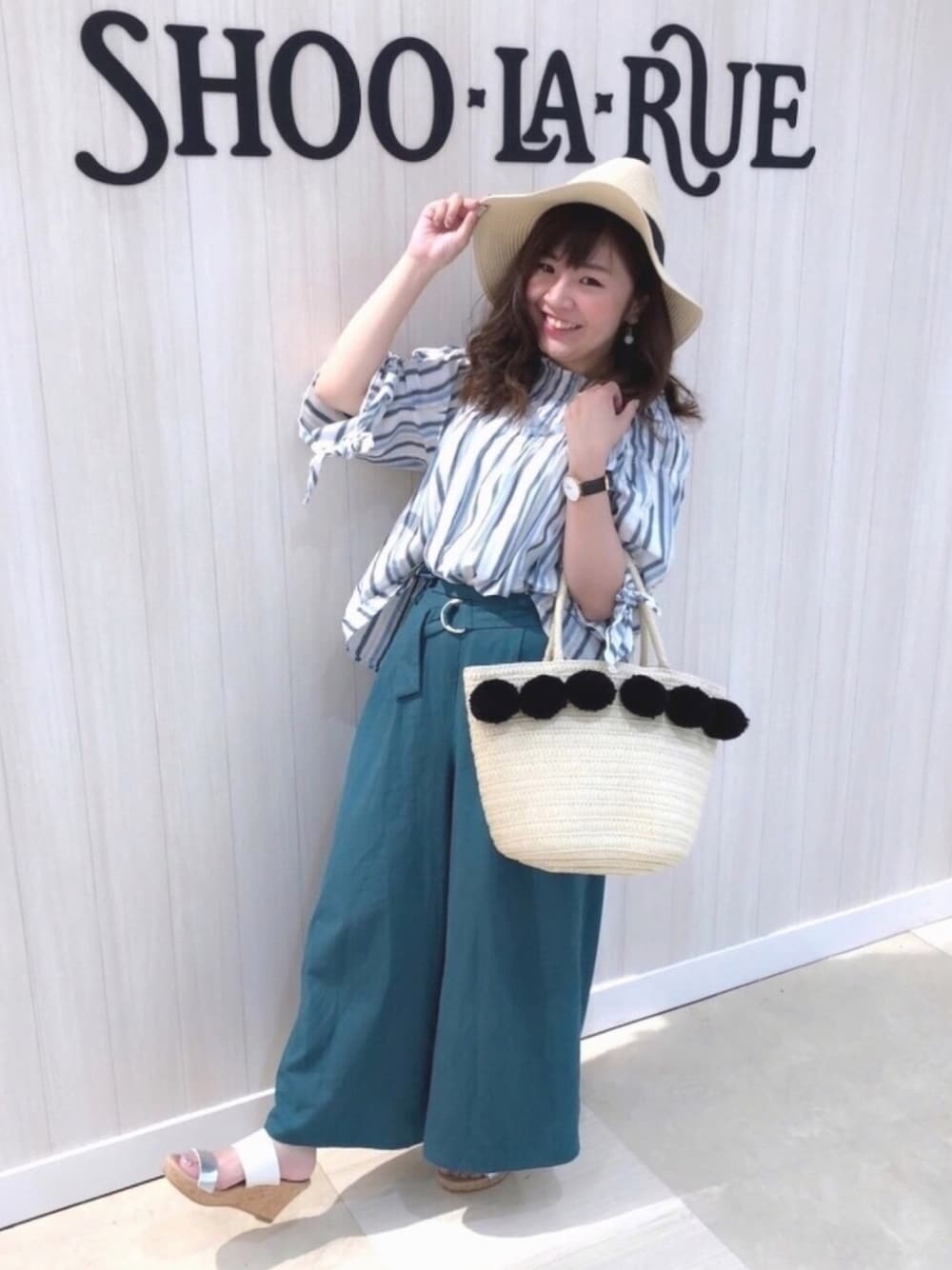 「ブラウス、シューラルー、ワイドパンツ、おでかけ、かごバッグ、グリーン、夏、低身長、ぽっちゃり、ストライプ」｜「DRESKIPのシャーリングオフショルダーブラウス（シャツ/ブラウス、グレー系）」を使った、miss＊さん（レディース・148cm）の春コーディネートの1枚目の写真
