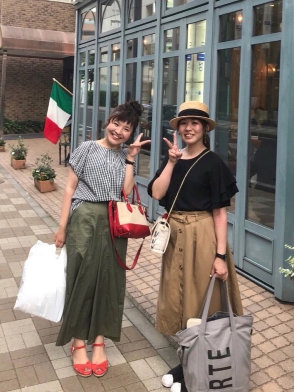「シューラルー、ギンガムチェック、ベイカーパンツ、カーキ、ブラウス、おだんごヘアー、大人カジュアル、休日コーデ、低身長、ぽっちゃり」｜「DRESKIPのバックリボンブラウス（シャツ/ブラウス、ブラック系）」を使った、miss＊さん（レディース・148cm）の夏コーディネートの1枚目の写真