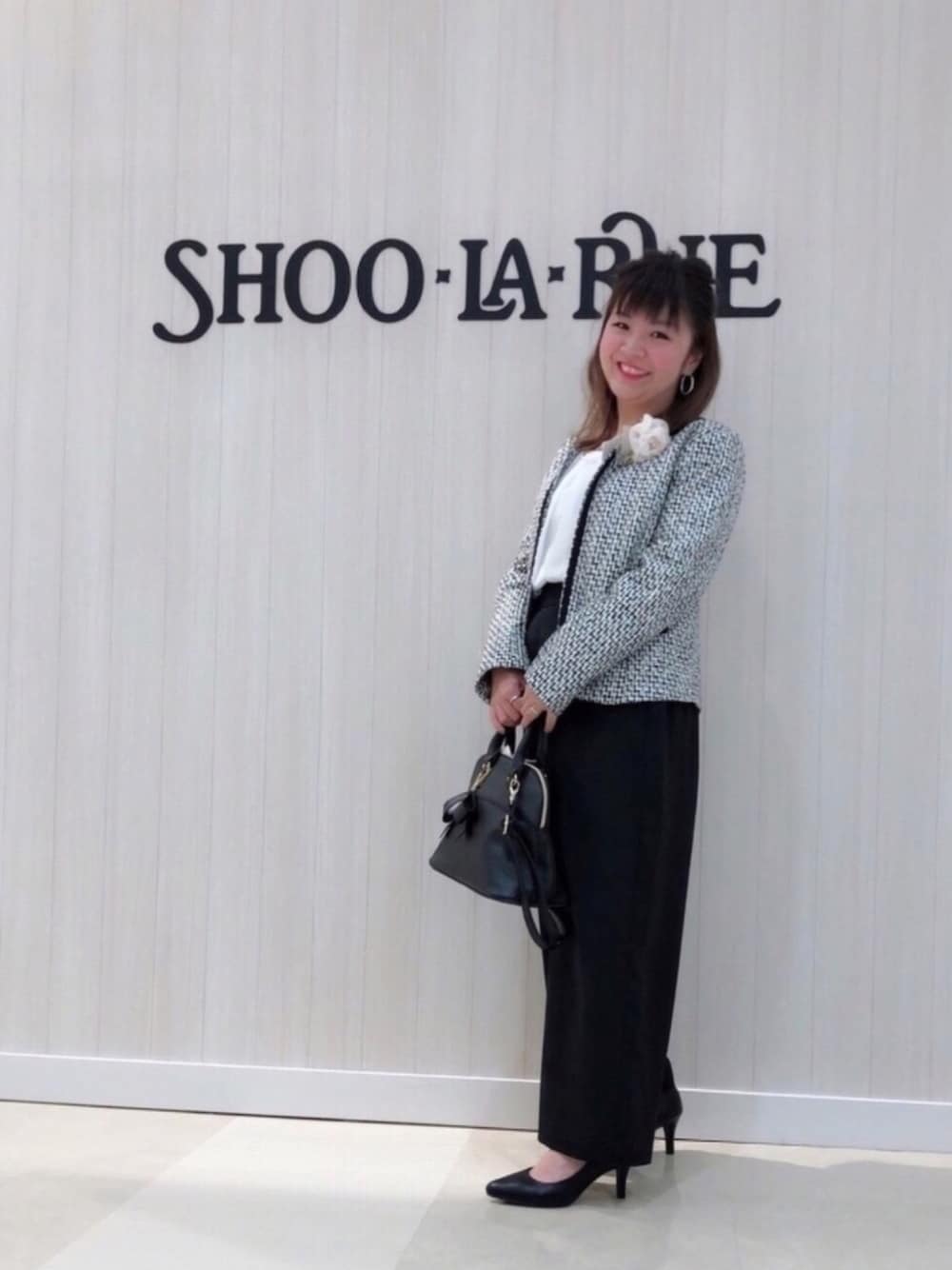 グレー系のノーカラージャケット、ホワイト系のシャツ/ブラウス、ブラック系のその他パンツを着用したレディースの冬コーディネートの1枚目の写真