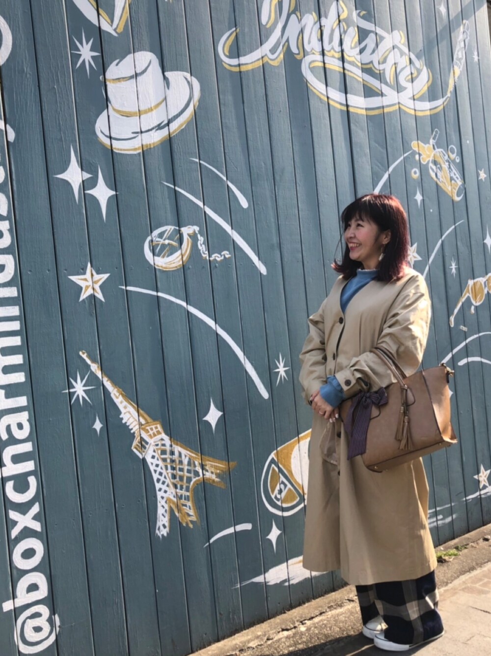 「スウェット、チェックパンツ、トレンチコート、プチプラ、ブルー、春コーデ、カジュアル、スニーカー、春カラー、シューラルー」｜「DRESKIPのレースハイネックプルオーバー（Tシャツ/カットソー、ホワイト系）」を使った、miss＊さん（レディース・148cm）の春コーディネートの1枚目の写真