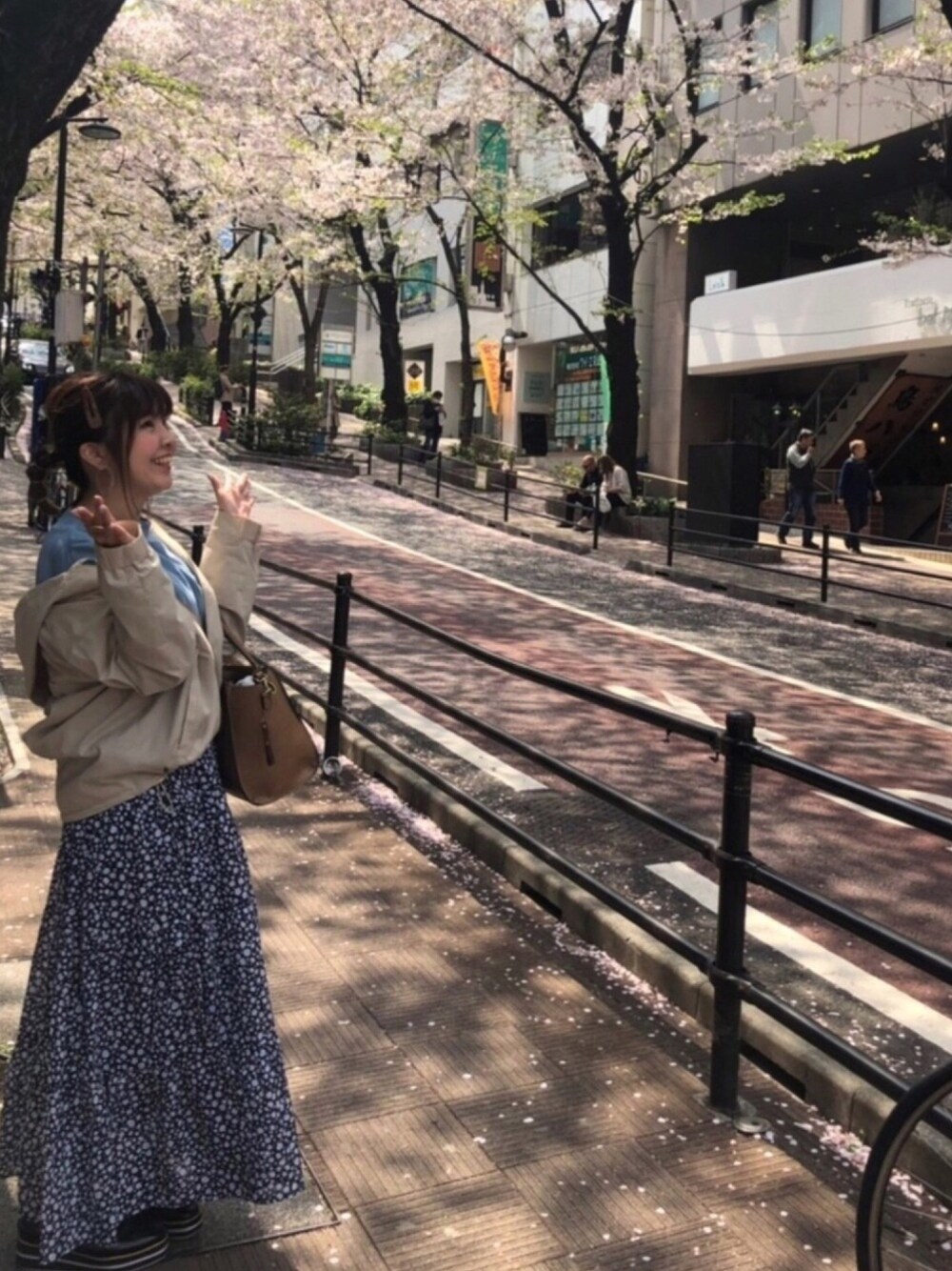 「オトナカジュアル、お花見、スウェット、ティアードスカート、花柄、マウンテンパーカー、たまねぎヘアー、春、低身長、シューラルー」｜「Cutie Blondeのウォッシュタッチビックスリーブプルオーバー（その他トップス、ブルー系）」を使った、miss＊さん（レディース・148cm）の春コーディネートの1枚目の写真