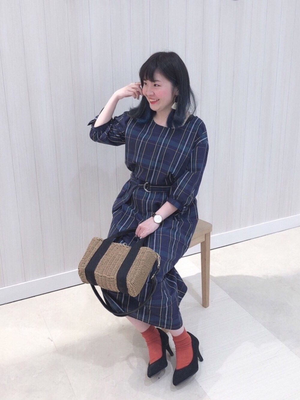 「春コーデ、デート、ガーリー、袖リボン、かごバッグ、低身長、チェック柄ワンピース、プチプラ、シューラルー、座りフェス」｜「DRESKIPの袖リボンＤカンベルト付ワンピース（ワンピース、ブルー系）」を使った、miss＊さん（レディース・148cm）の春コーディネートの1枚目の写真