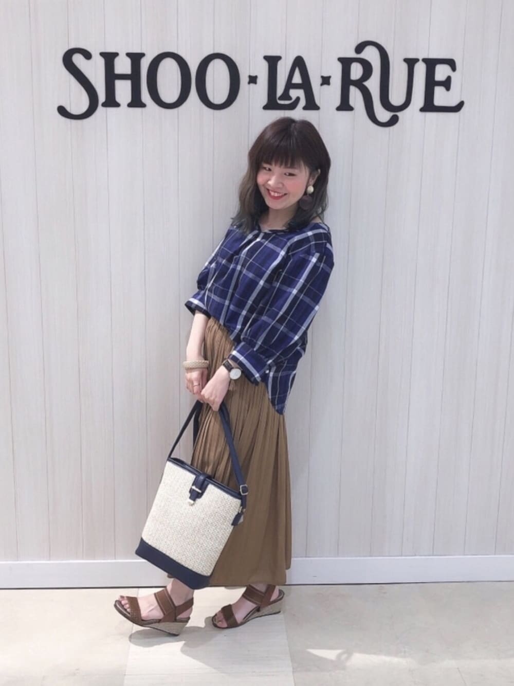 「シューラルー、ブラウス、プリーツ、チェック柄、ブラウン、プチプラ、サンダル、低身長、バケツバッグ、ぽっちゃり」｜「DRESKIPのフロントタックブラウス（シャツ/ブラウス、ブルー系）」を使った、miss＊さん（レディース・148cm）の春コーディネートの1枚目の写真