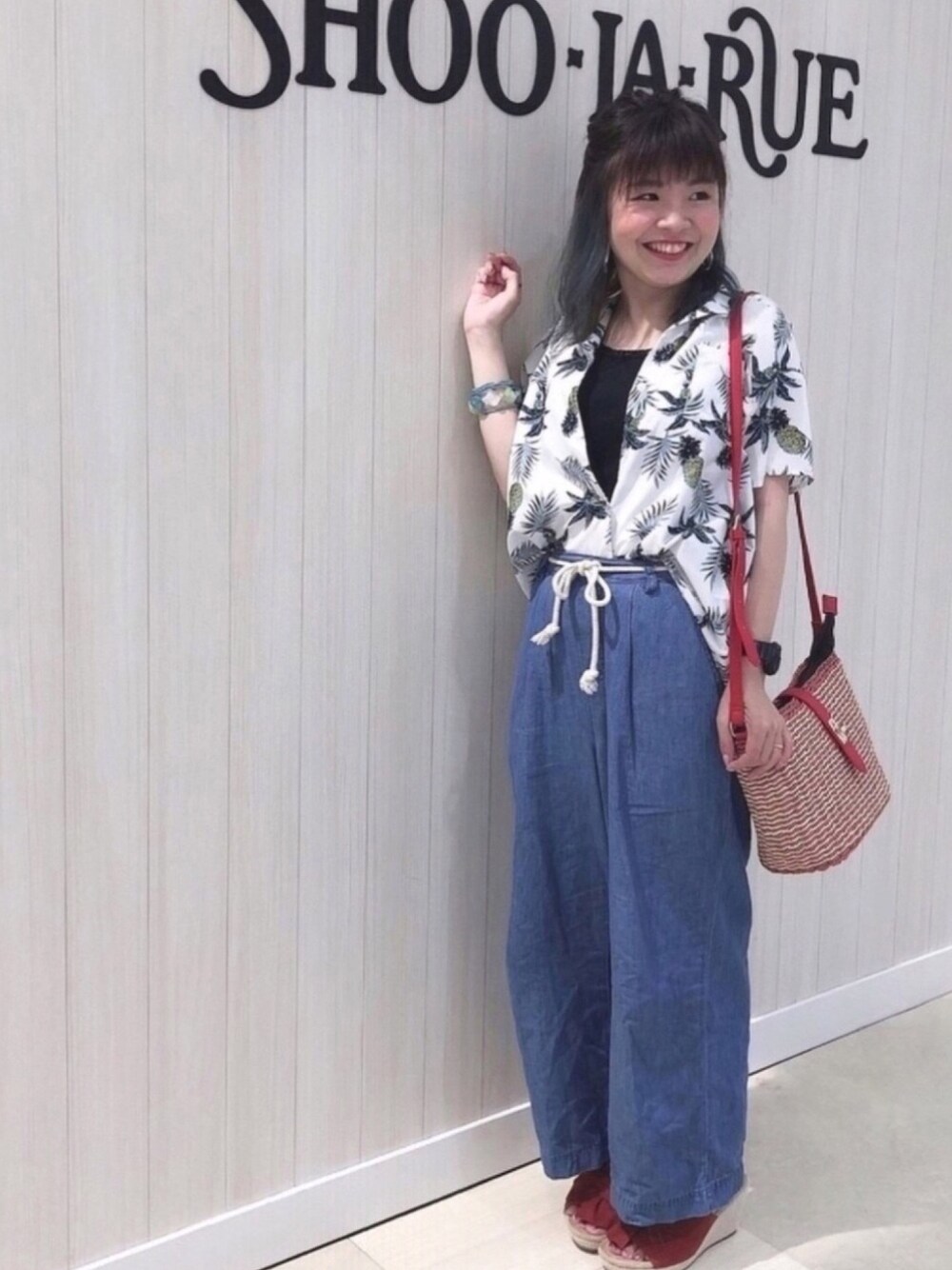 「アロハシャツ、タンクトップ、デニムパンツ、カジュアル、低身長、オープンカラーシャツ、かごバッグ、プチプラ、シューラルー、夏コーデ」｜「Cutie Blondeのパイン＆リーフ柄開襟シャツ（シャツ/ブラウス、ホワイト系）」を使った、miss＊さん（レディース・147cm）の夏コーディネートの1枚目の写真