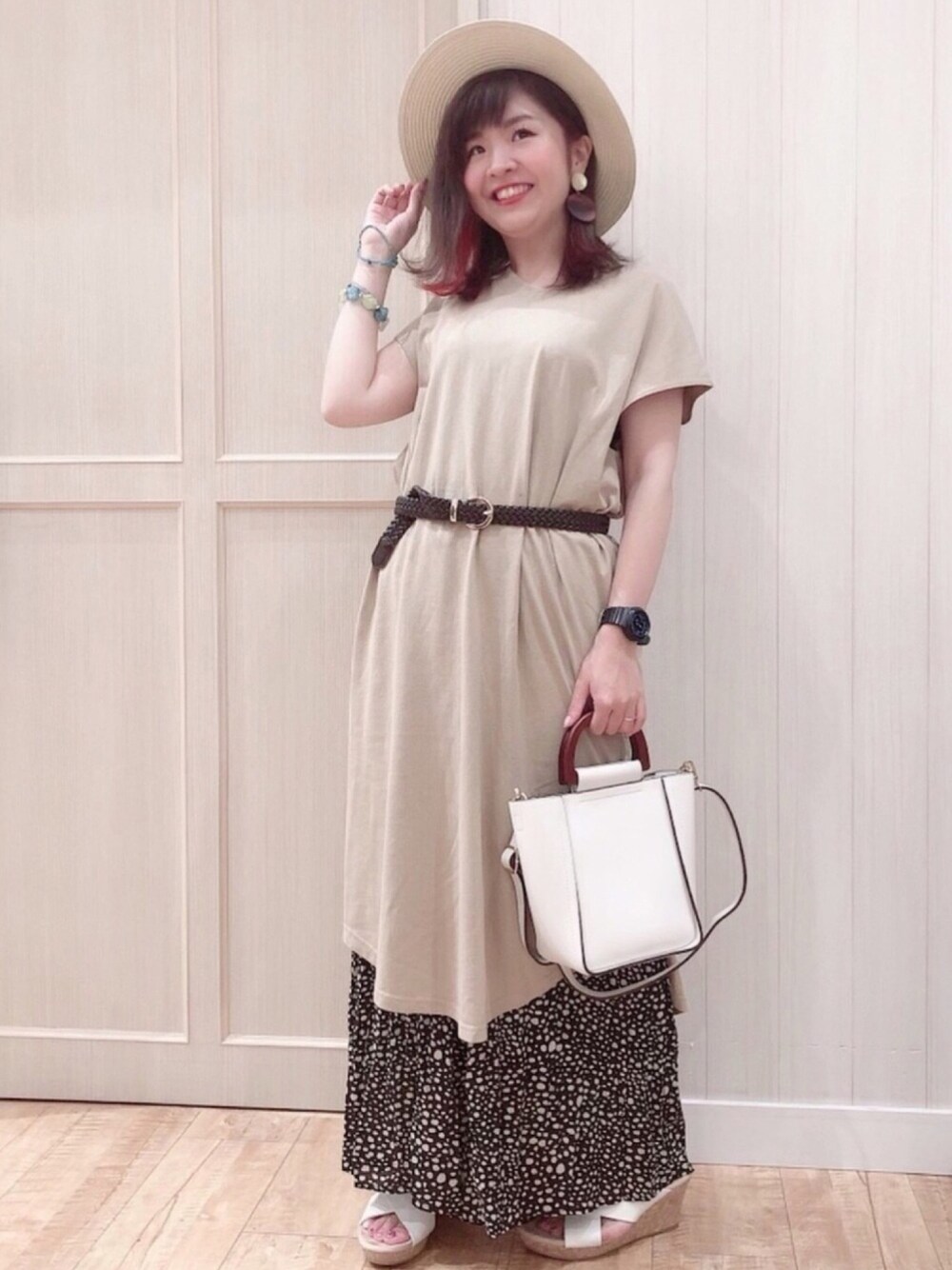 ベージュ系のワンピース、ベージュ系のサンダル、ブルー系のデニムパンツを着用したレディースの夏コーディネートの1枚目の写真