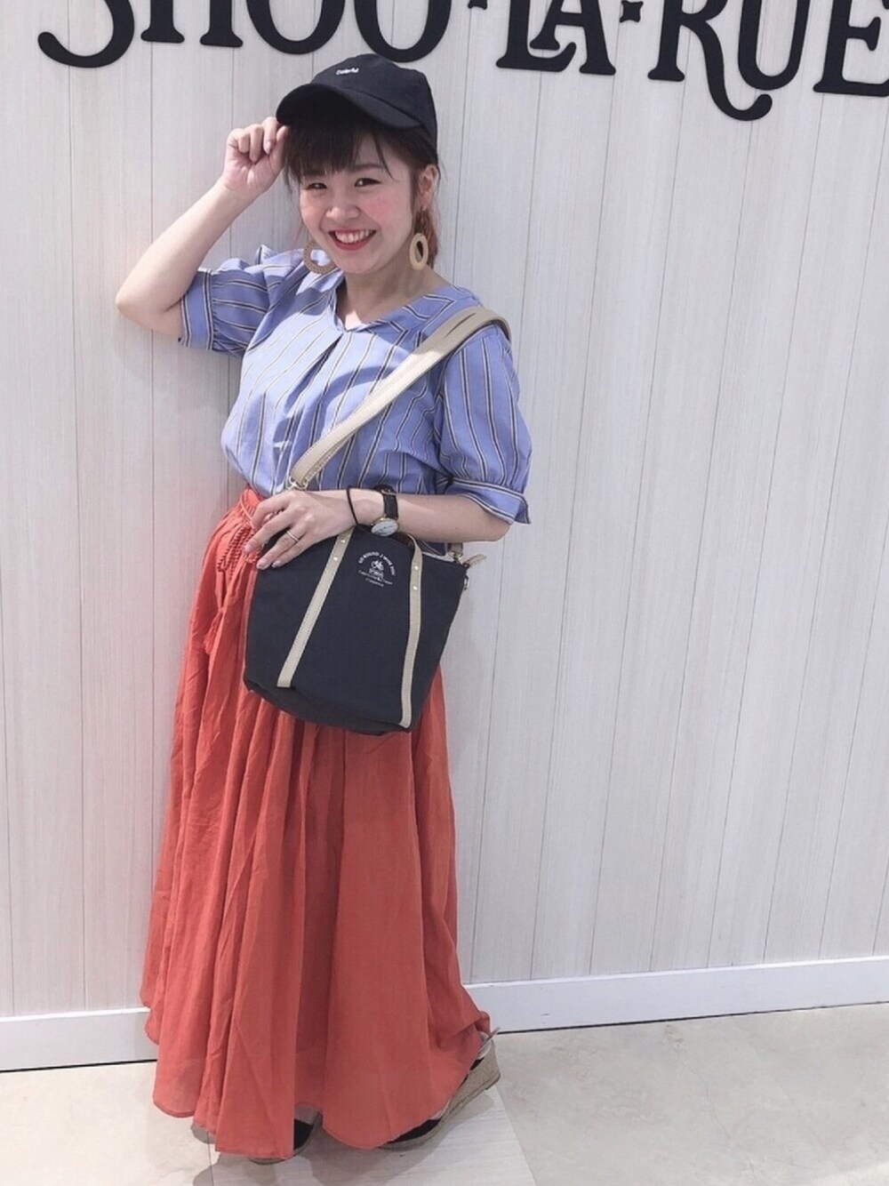 「キャップ、カジュアル、ストライプ、夏コーデ、低身長、ぽっちゃり、スカート、オレンジ、プチプラ、シューラルー」｜「DRESKIPのブロ－ドパ－ル調釦半袖シャツ（シャツ/ブラウス、ブルー系）」を使った、miss＊さん（レディース・148cm）の夏コーディネートの1枚目の写真