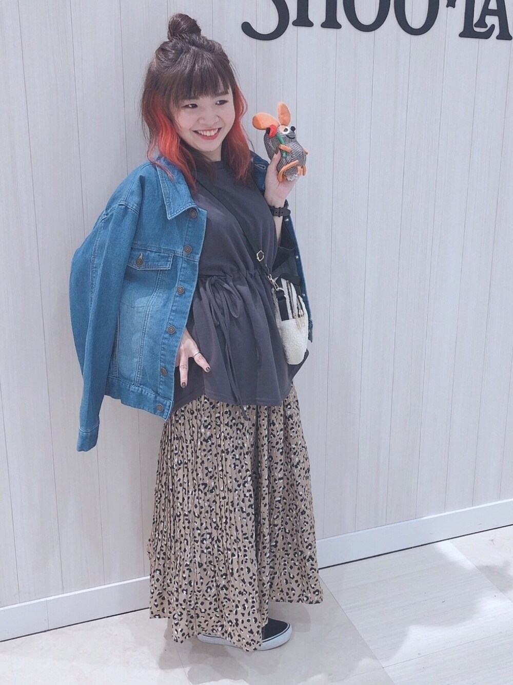 「ラブアンドピース2019、レオパード柄、プリーツスカート、デニムジャケット、秋のコーデ、オールドスクール、大人カジュアル、プチプラ、シューラルー、低身長」｜「Cutie Blondeの裏毛ドロストプルオーバー（Tシャツ/カットソー、グレー系）」を使った、miss＊さん（レディース・148cm）の秋コーディネートの1枚目の写真