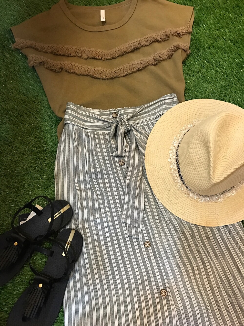 「シンプルコーデ、夏、ラクチンコーデ、Tシャツ、サンダル、カジュアル、スカート、ロングスカート、フリンジ、ハット」｜「select CO-Qのアイテム（Tシャツ/カットソー、ブラウン系）」を使った、とみーさん（レディース・153cm）の夏コーディネートの1枚目の写真