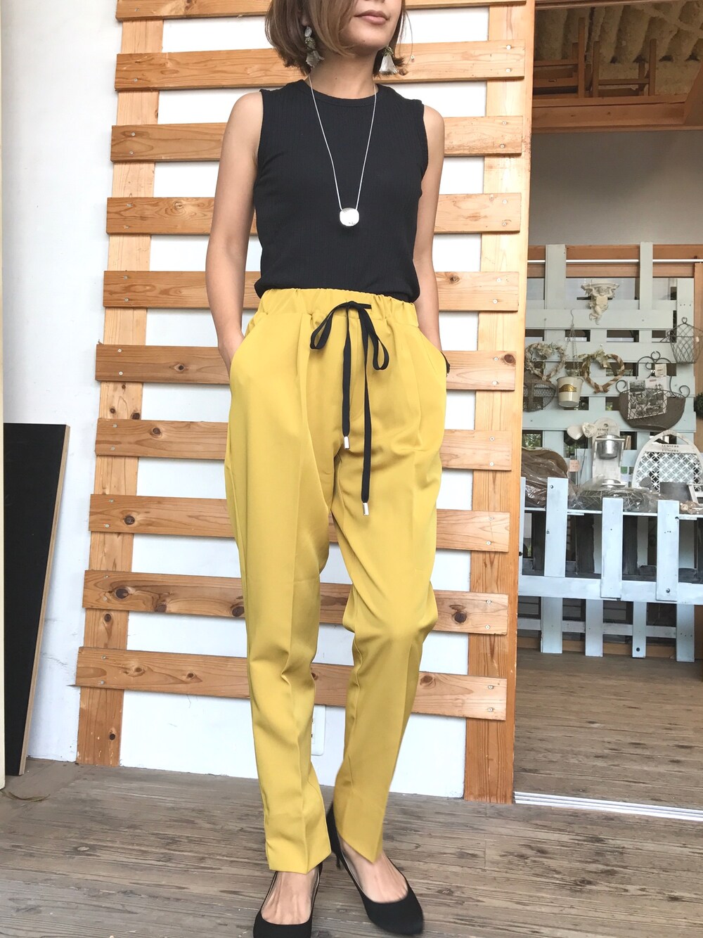 「シンプルコーデ、オトナ女子、大人カジュアル、おしゃれさんと繋がりたい、秋コーデ、大人コーデ、ノースリーブ、ママコーデ、オフィスカジュアル、マスタード」｜「select CO-Qのアイテム（パンツ、イエロー系）」を使った、とみーさん（レディース・153cm）の夏コーディネートの1枚目の写真