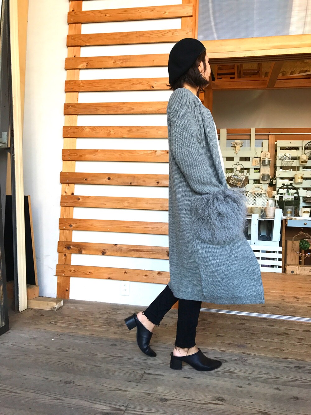 「シンプルコーデ、秋コーデ、低身長、おしゃれさんと繋がりたい、大人コーデ、モノトーン、ママコーデ、ニットカーディガン、ファーコート、ベレー帽」｜「select CO-Qのアイテム（カーディガン/ボレロ、グレー系）」を使った、とみーさん（レディース・153cm）の秋コーディネートの1枚目の写真