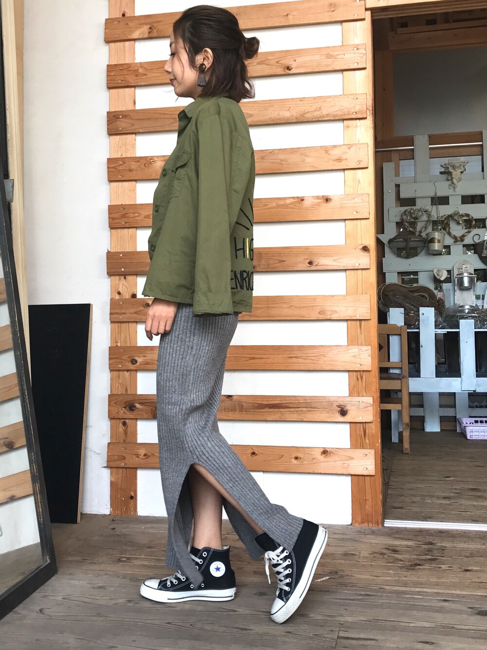 「シンプルコーデ、秋コーデ、カジュアルコーデ、低身長、大人コーデ、スカート、converse、ニットスカート、ミリタリージャケット、カーキ」｜「select CO-Qのアイテム（ミリタリージャケット、グリーン系）」を使った、とみーさん（レディース・153cm）の秋コーディネートの1枚目の写真