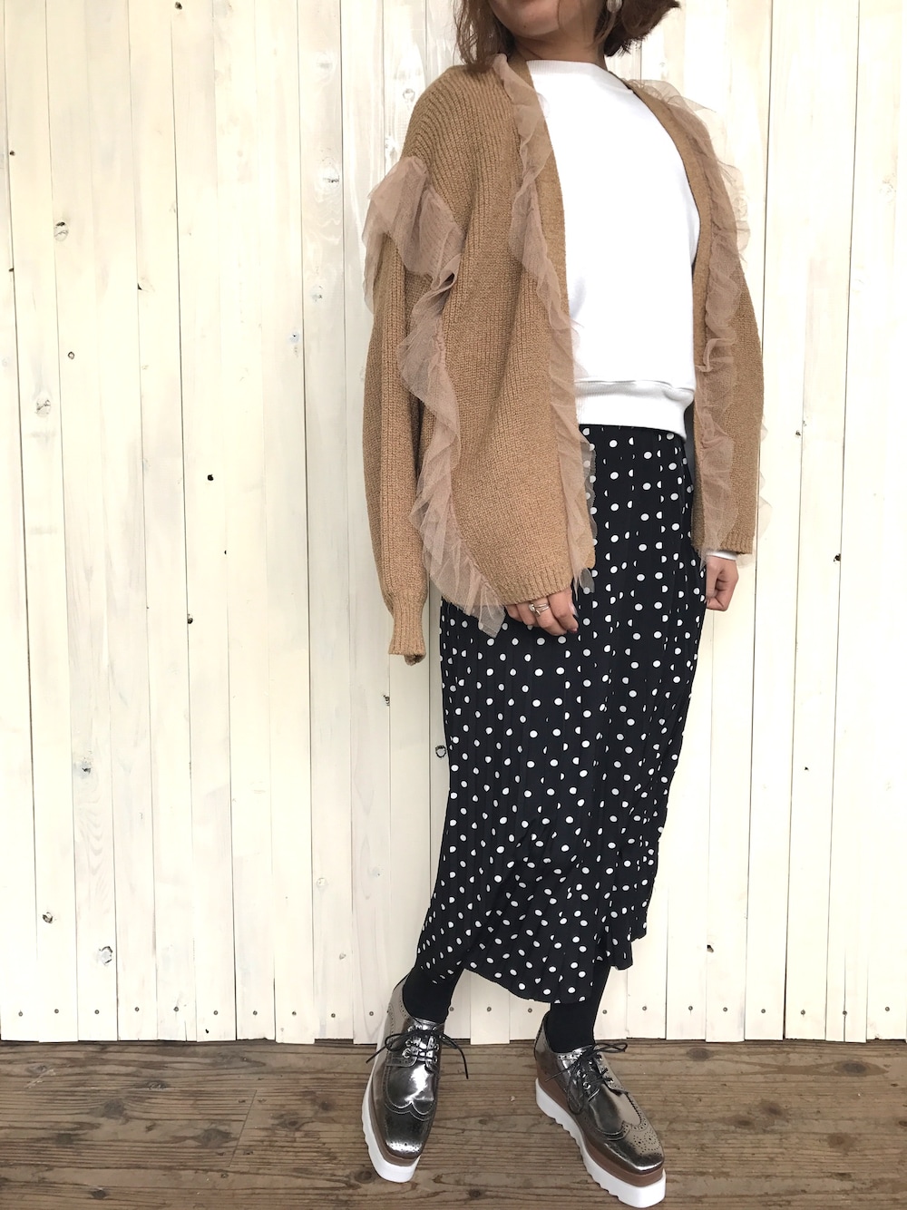 「オトナカジュアル、おしゃれさんと繋がりたい、低身長、ママファッション、スウェット、ドット、プリーツスカート、厚底シューズ、シルバーシューズ」｜「select CO-Qのアイテム（カーディガン/ボレロ、ベージュ系）」を使った、とみーさん（レディース・153cm）の冬コーディネートの1枚目の写真