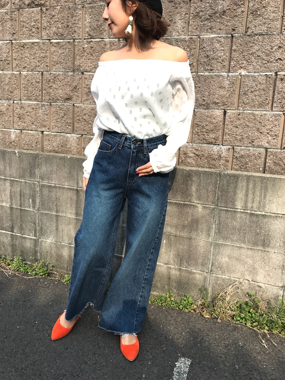 「カジュアル、春、オトナカジュアル、パンツスタイル、ootd、デニム、白、ブラウス、オフショルダー」｜「select CO-Qのアイテム（デニムパンツ、ブルー系）」を使った、とみーさん（レディース・153cm）の春コーディネートの1枚目の写真