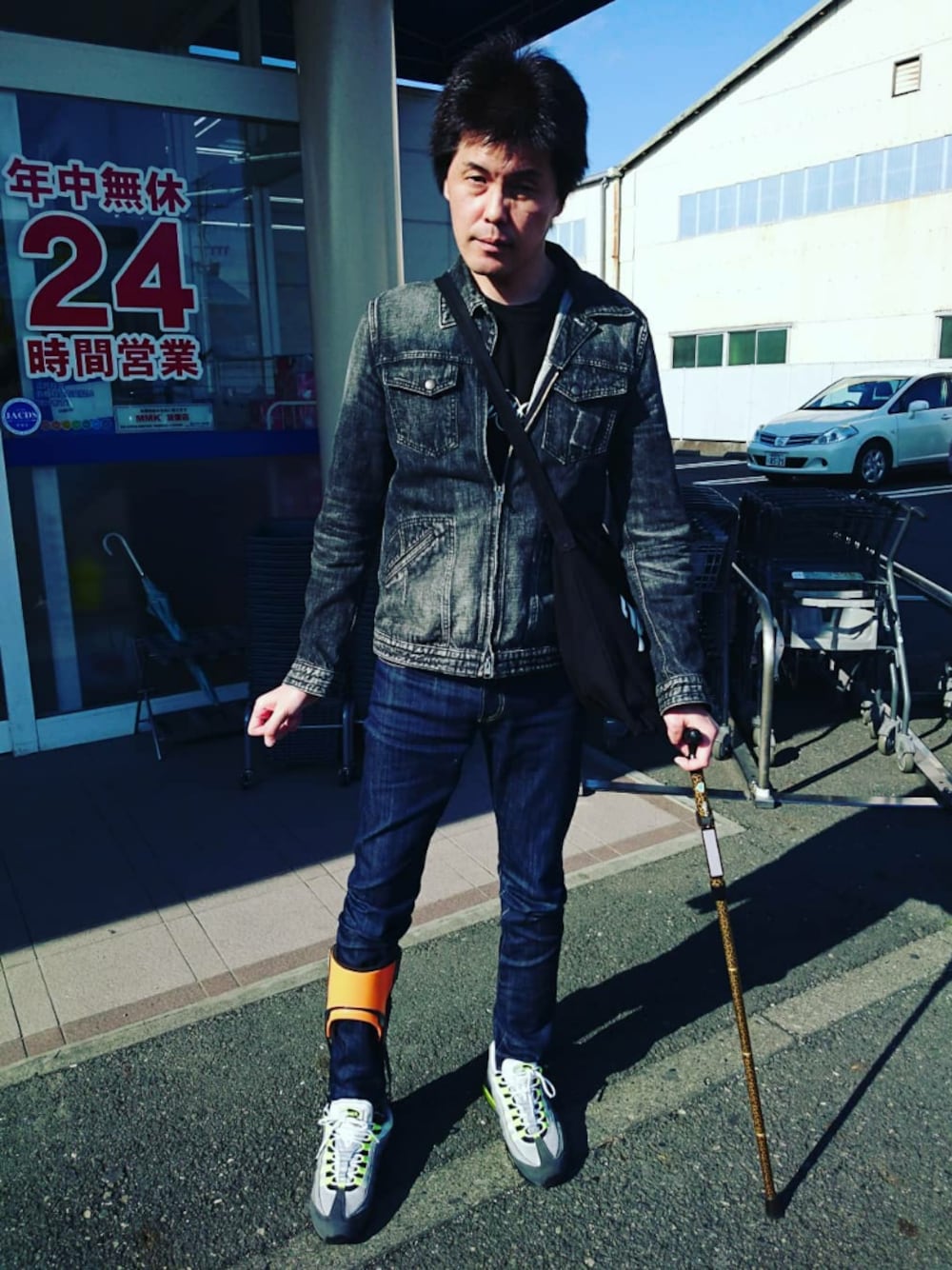「ウォーキングスタイル」｜「NUMBER (N)INEの【NUMBER (N)INE】 ダメージデニムJKT（デニムジャケット、ブルー系）」を使った、🤘hiroyuki🤘さん（メンズ・181cm）の冬コーディネートの1枚目の写真