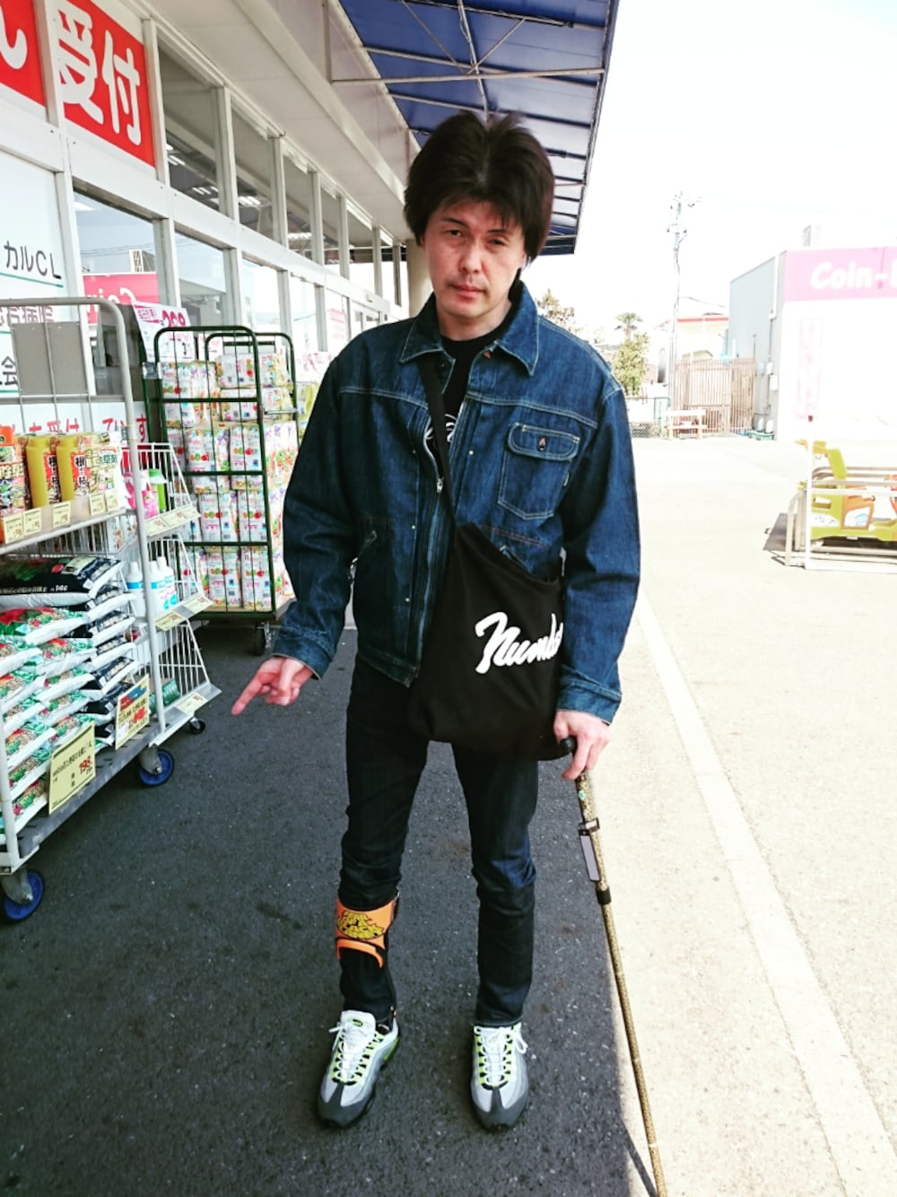 「ウォーキングスタイル」｜「NEIGHBORHOODのデニムジャケット（デニムジャケット、ブルー系）」を使った、🤘hiroyuki🤘さん（メンズ・181cm）の春コーディネートの1枚目の写真