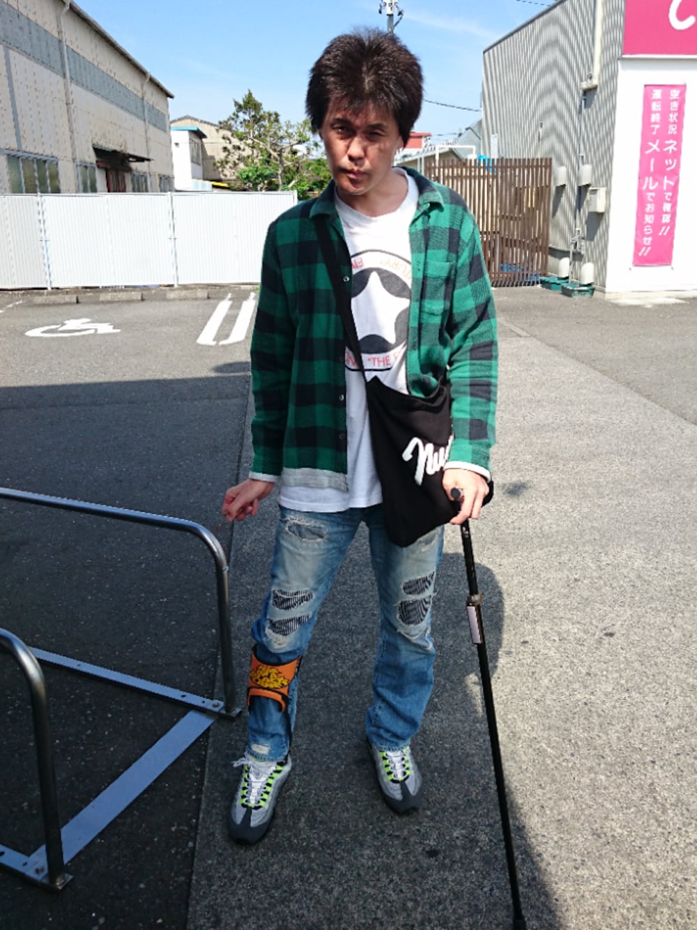 「ウォーキングスタイル」｜「FINESSEのthe end of the century（Tシャツ/カットソー、ホワイト系）」を使った、🤘hiroyuki🤘さん（メンズ・181cm）の春コーディネートの1枚目の写真