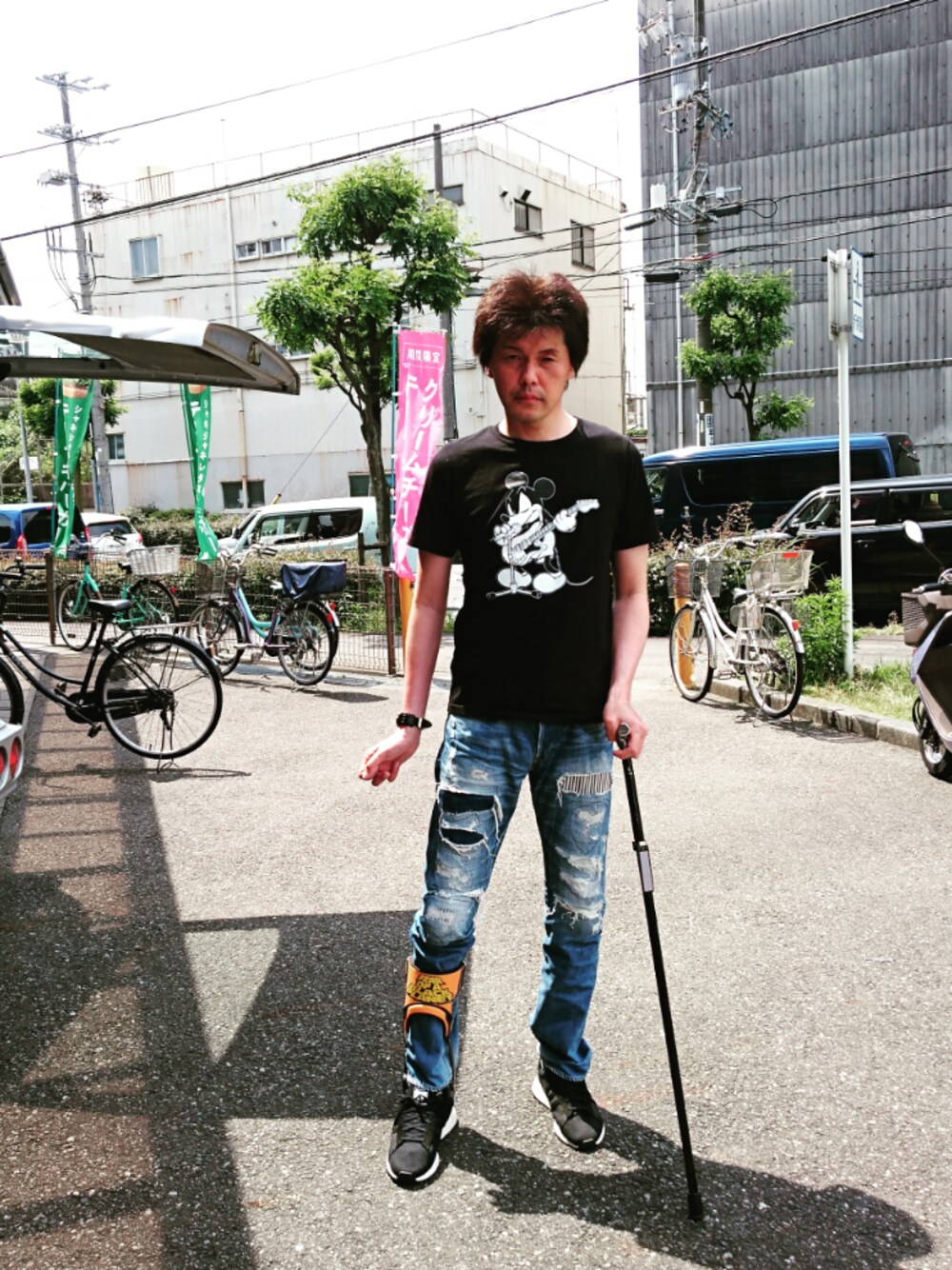 「ウォーキングスタイル」｜「DisneyのNUMBER (N)INE MICKEY MOUSE T-SHIRTS_SC（Tシャツ/カットソー、ブラック系）」を使った、🤘hiroyuki🤘さん（メンズ・181cm）の春コーディネートの1枚目の写真