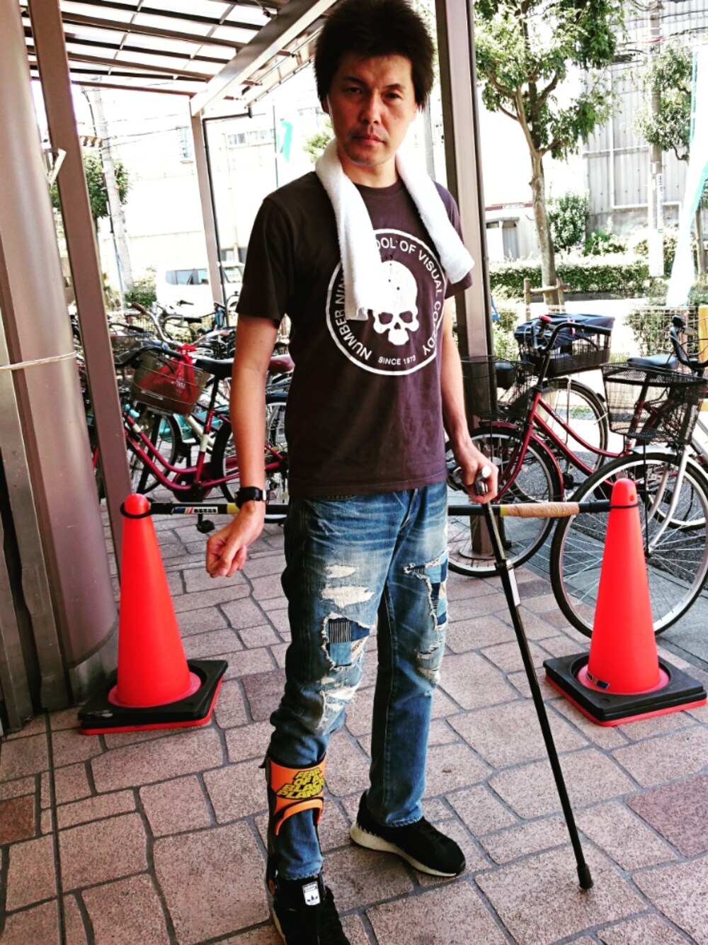 「ウォーキングスタイル」｜「NUMBER (N)INEのSCHOOL OF VISUAL COMEDY_T-SHIRT（Tシャツ/カットソー、ブラック系）」を使った、🤘hiroyuki🤘さん（メンズ・181cm）の夏コーディネートの1枚目の写真