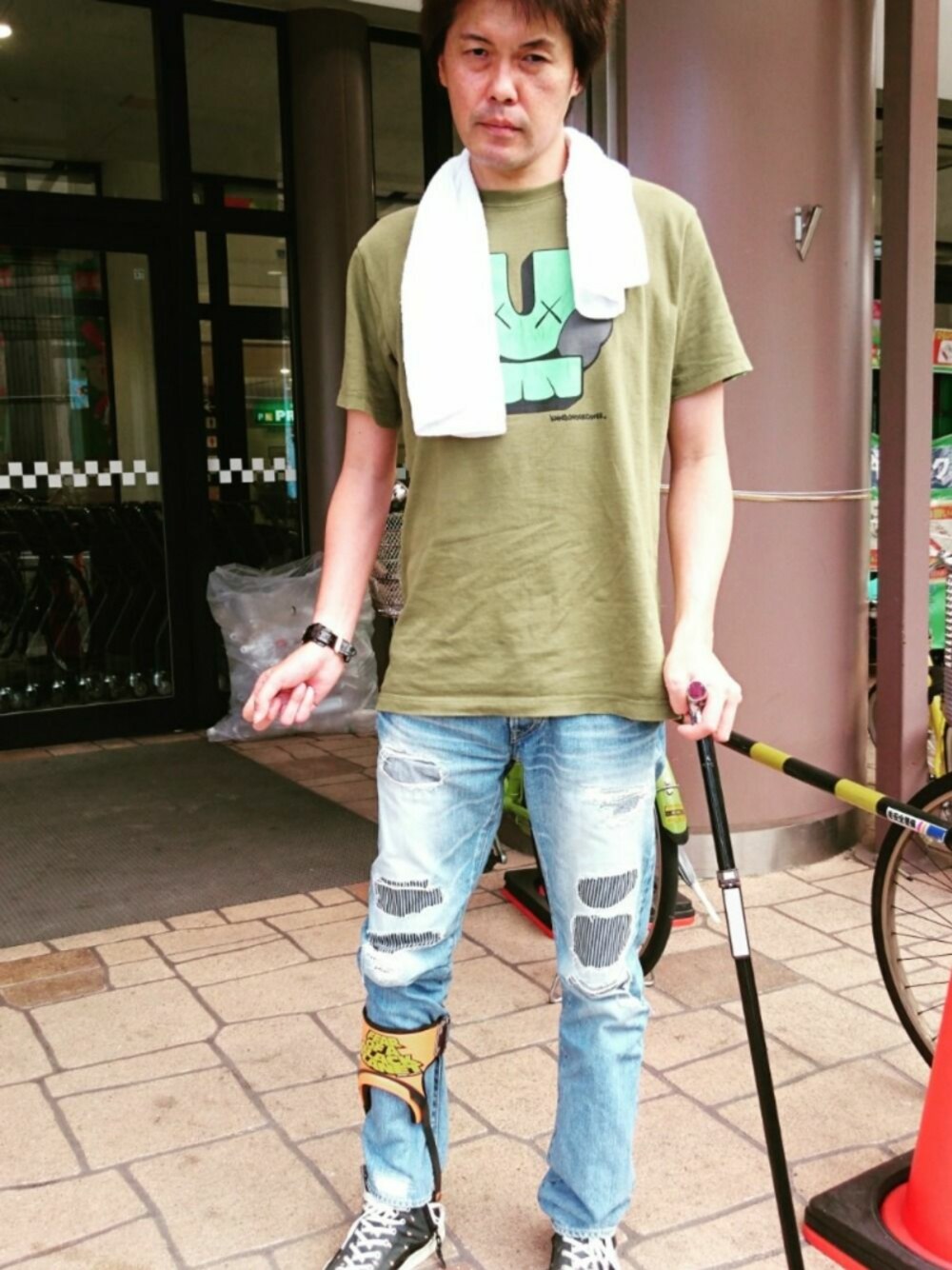 「ウォーキングスタイル」｜「UNDERCOVERのundercover×kaws（Tシャツ/カットソー、グリーン系）」を使った、🤘hiroyuki🤘さん（メンズ・181cm）の秋コーディネートの1枚目の写真
