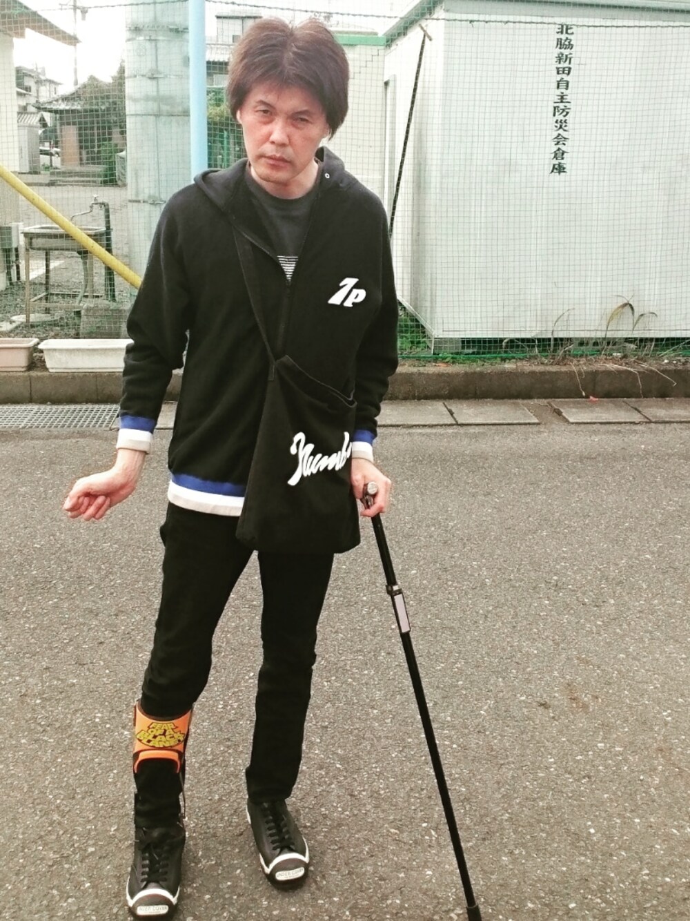 「ウォーキングスタイル」｜「TRANSPORTのTPパーカー（パーカー、ブラック系）」を使った、🤘hiroyuki🤘さん（メンズ・181cm）の秋コーディネートの1枚目の写真