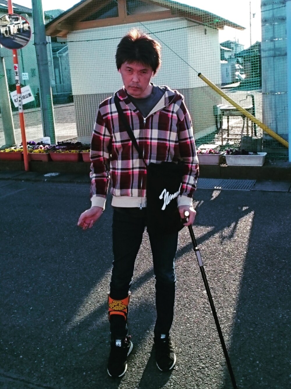 「ウォーキングスタイル」｜「A BATHING APEのシャークパーカー（パーカー、ブラウン系）」を使った、🤘hiroyuki🤘さん（メンズ・181cm）の春コーディネートの1枚目の写真