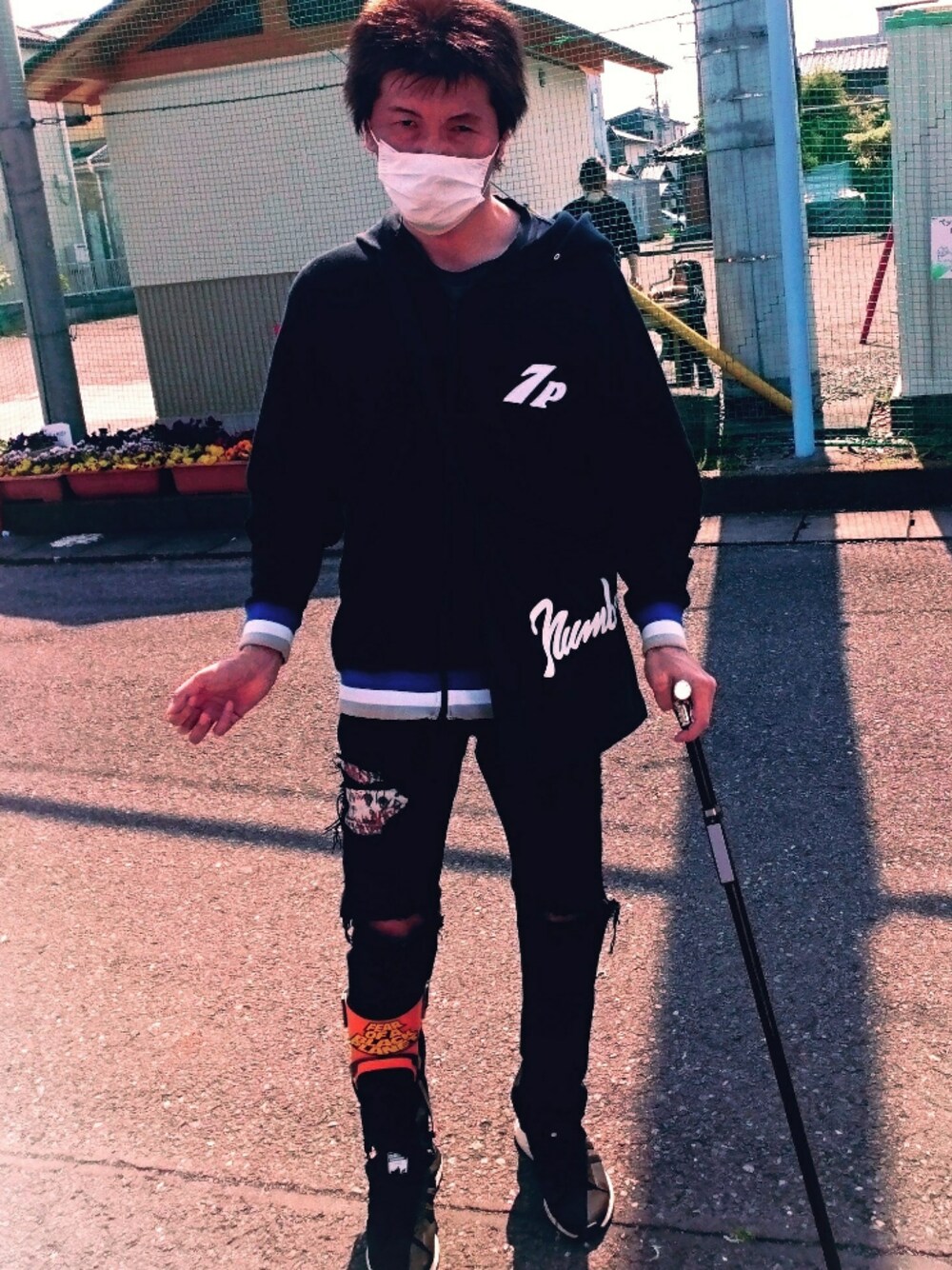 「ウォーキングスタイル」｜「TRANSPORTのTPパーカー（パーカー、ブラック系）」を使った、🤘hiroyuki🤘さん（メンズ・181cm）の春コーディネートの1枚目の写真