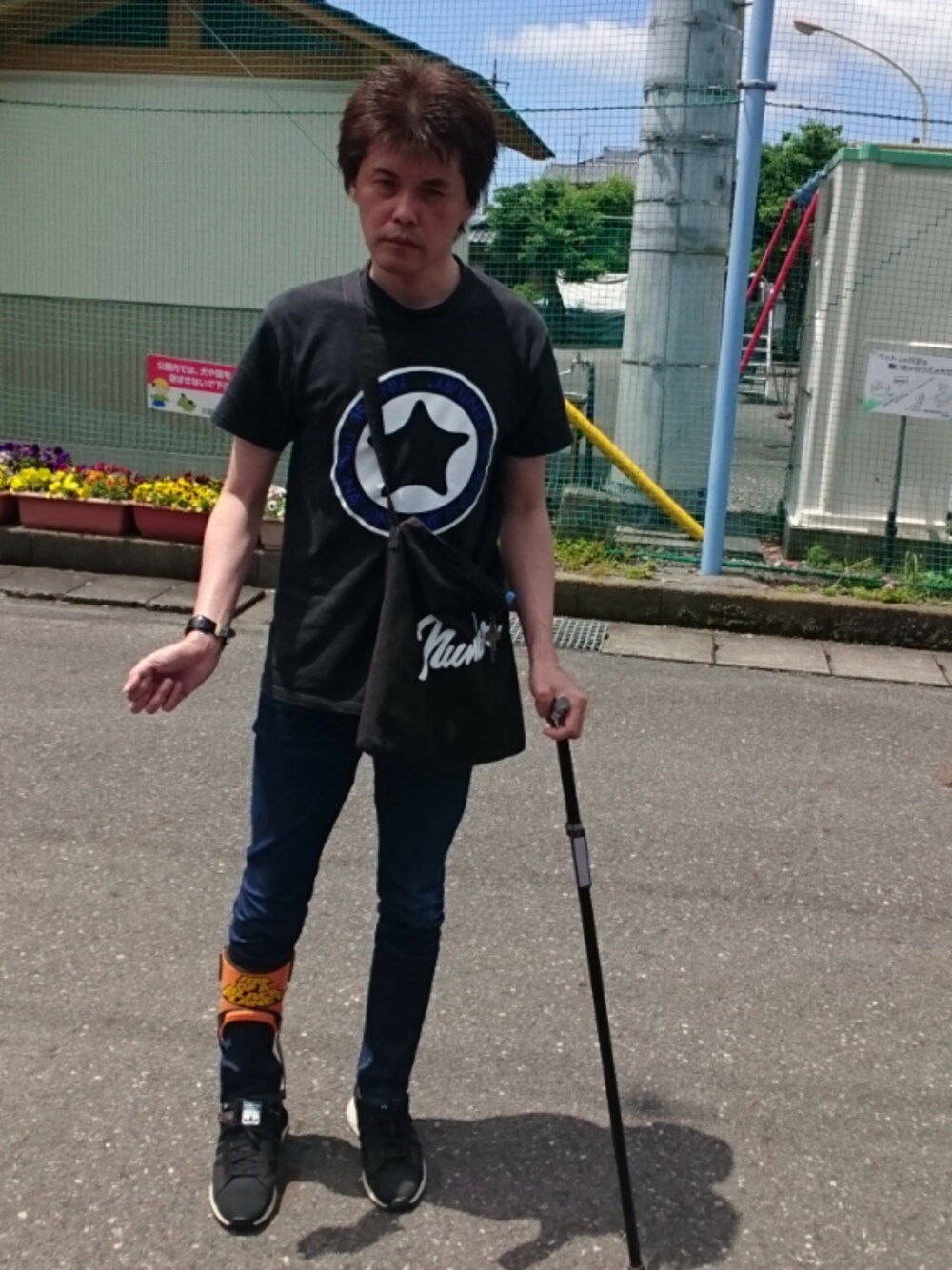 「ウォーキングスタイル」｜「FINESSEのTHE END OF THE CENTURY（Tシャツ/カットソー、ブラック系）」を使った、🤘hiroyuki🤘さん（メンズ・181cm）の春コーディネートの1枚目の写真
