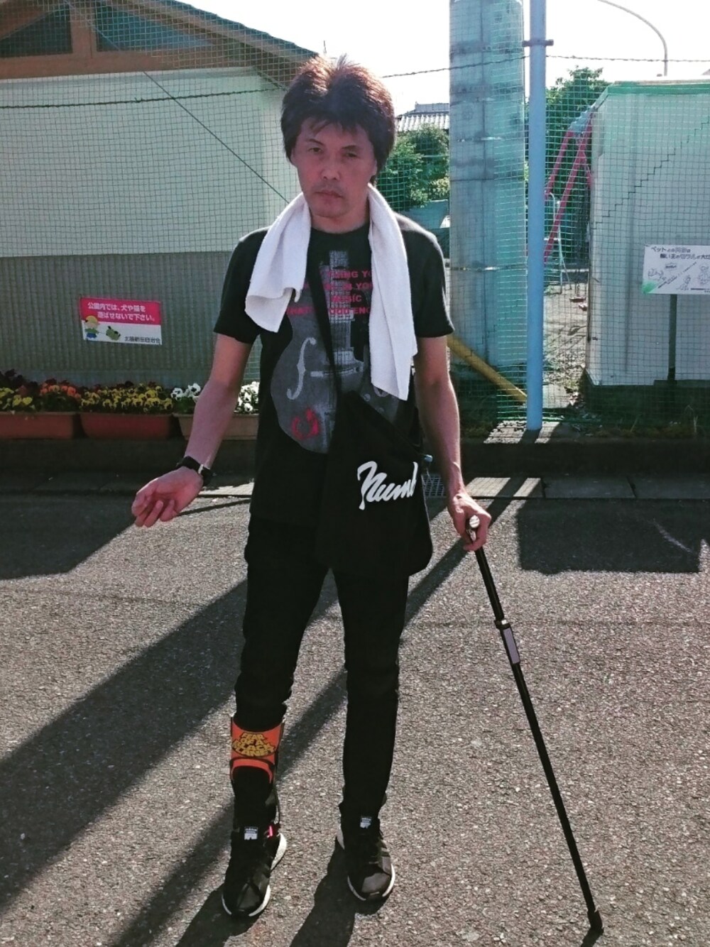 「ウォーキングスタイル」｜「GOODENOUGHの復刻グレッチTシャツ（Tシャツ/カットソー、ブラック系）」を使った、🤘hiroyuki🤘さん（メンズ・181cm）の春コーディネートの1枚目の写真