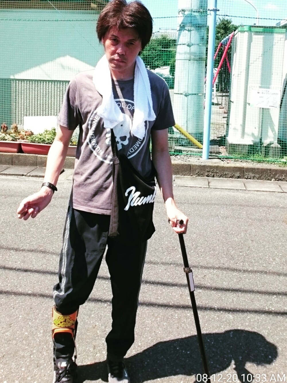 「ウォーキングスタイル」｜「NUMBER (N)INEのSCHOOL OF VISUAL COMEDY_T-SHIRT（Tシャツ/カットソー、ブラック系）」を使った、🤘hiroyuki🤘さん（メンズ・181cm）の夏コーディネートの1枚目の写真